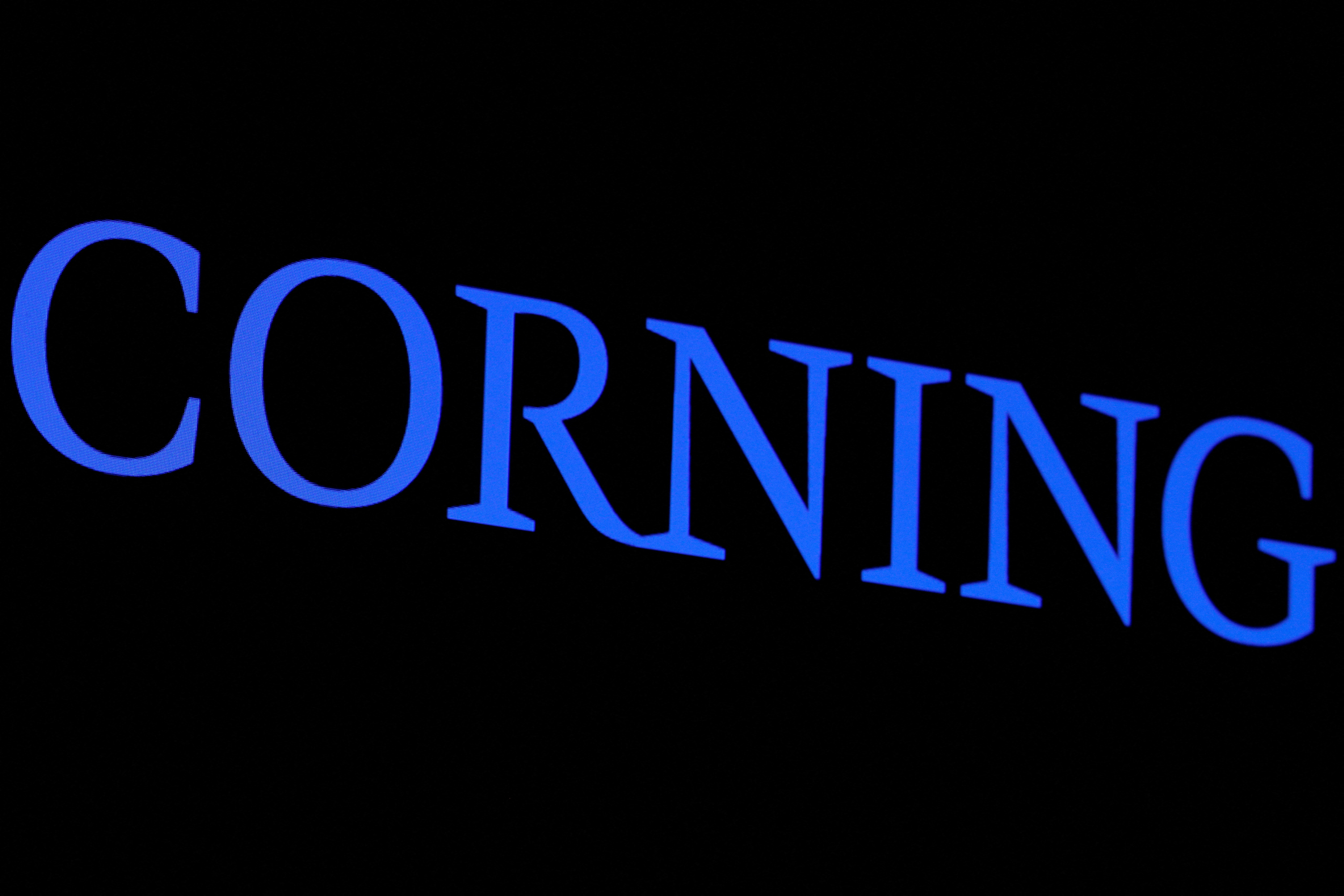 Una pantalla muestra el logotipo de Corning Inc. en la Bolsa de Nueva York de Nueva York