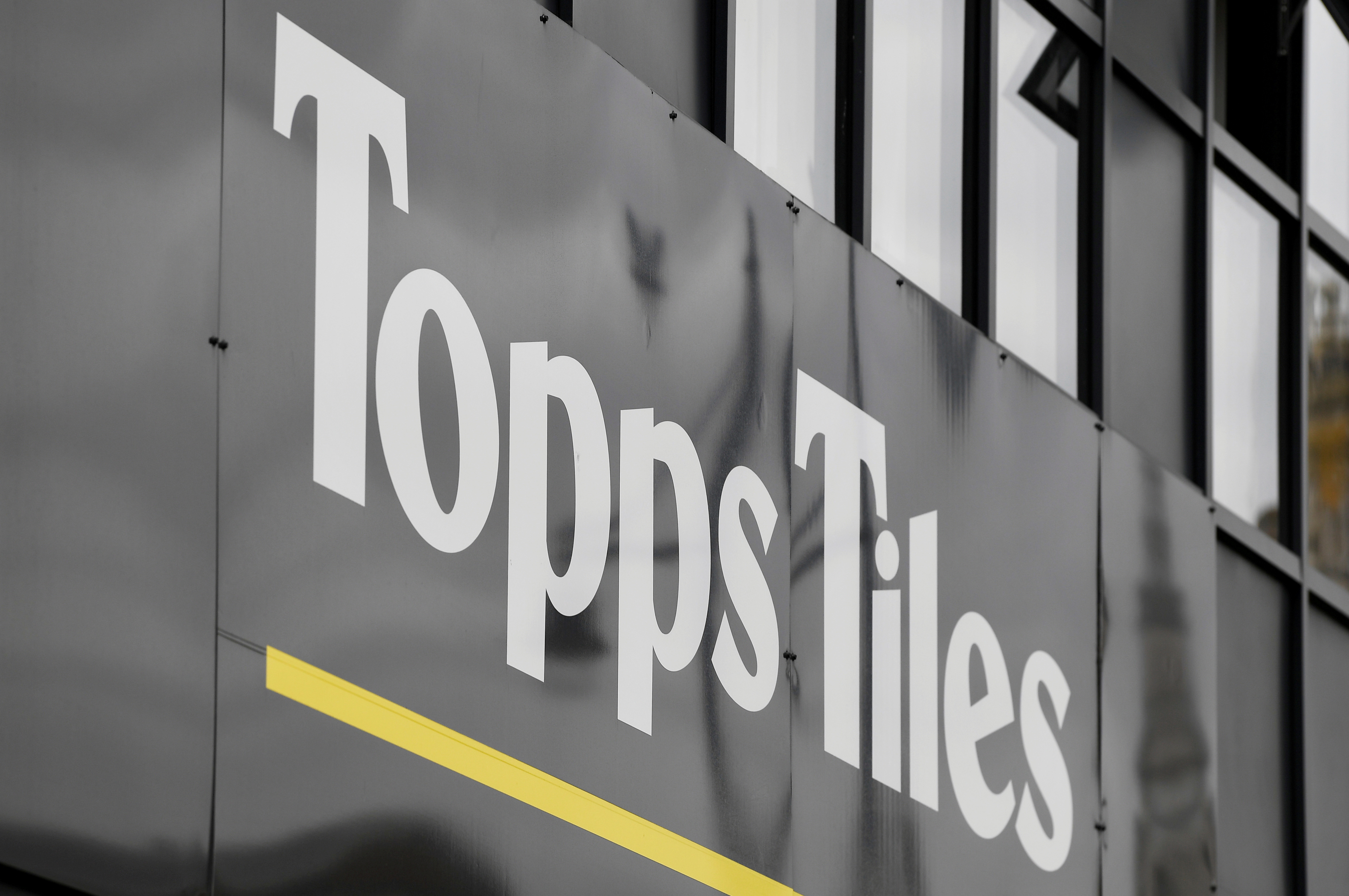 sammentrækning hurtig Fredag Topps Tiles resumes dividend as profits surge on home improvement boom |  Reuters