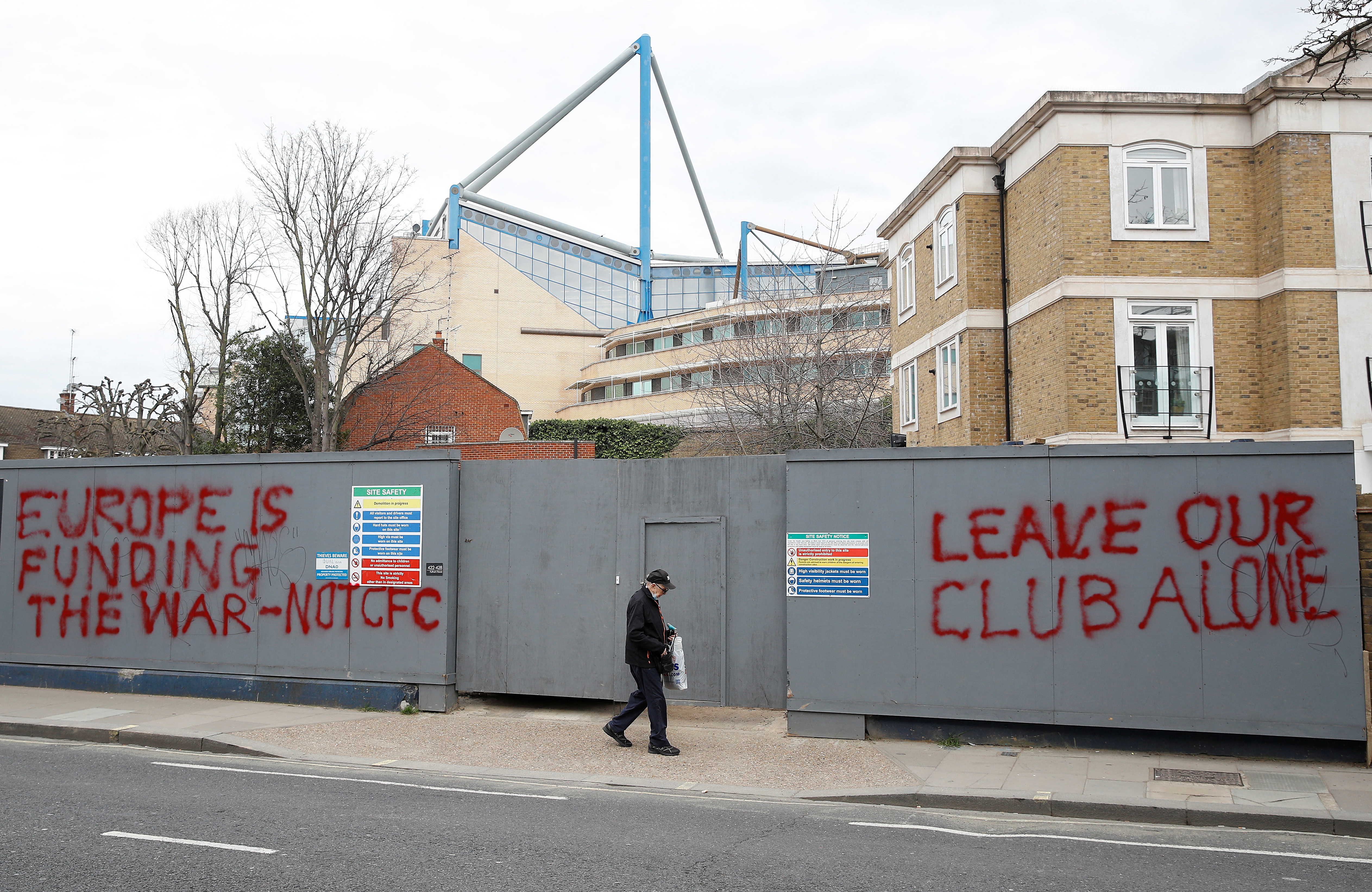 Chelsea are allowed to sell some tickets again after the UK government  alters the club's special licence - Eurosport