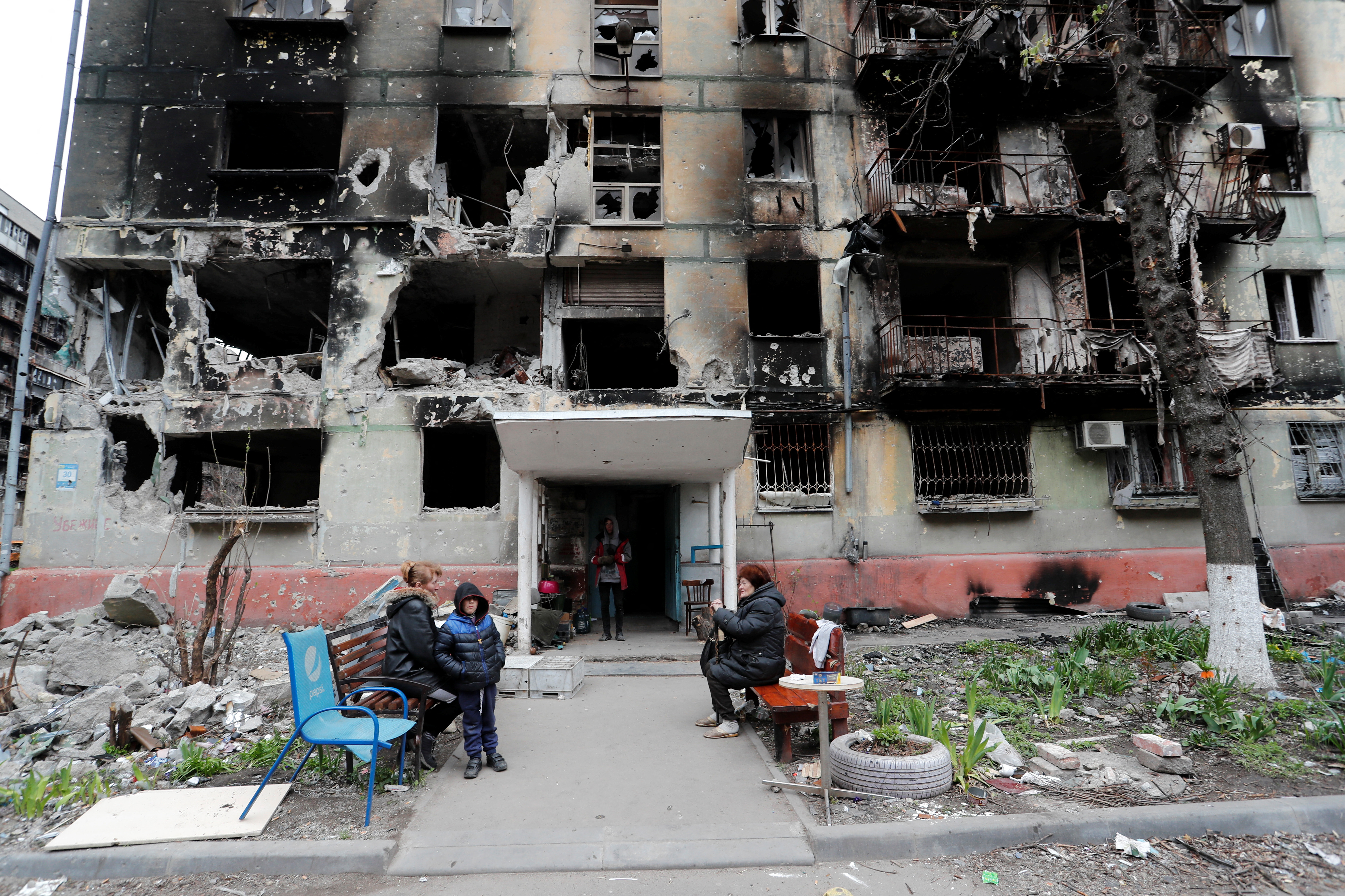 A képen egy megsérült lakóház látható Mariupolban