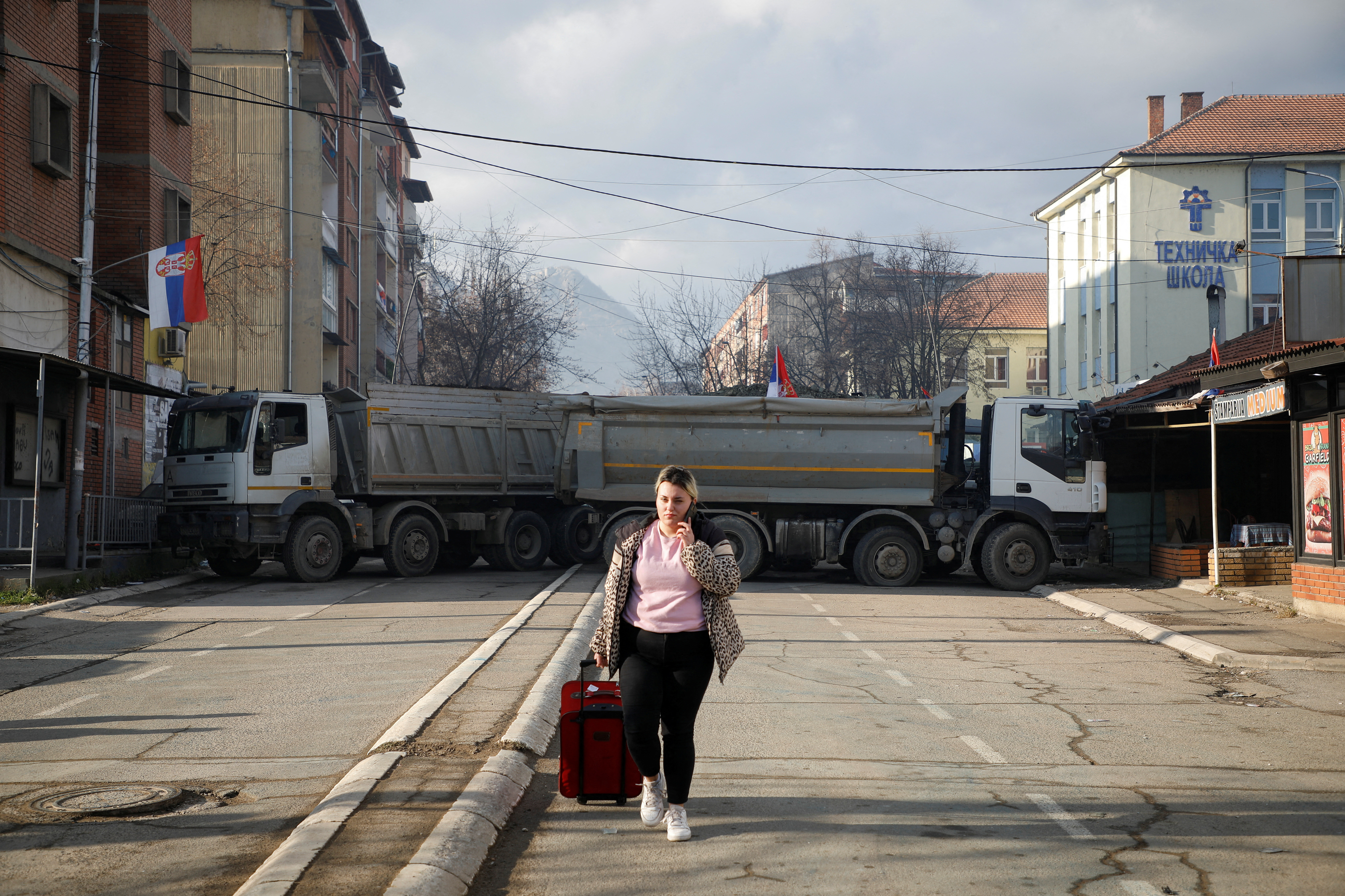 La tensione rimane alta mentre le strade nel nord del Kosovo rimangono chiuse