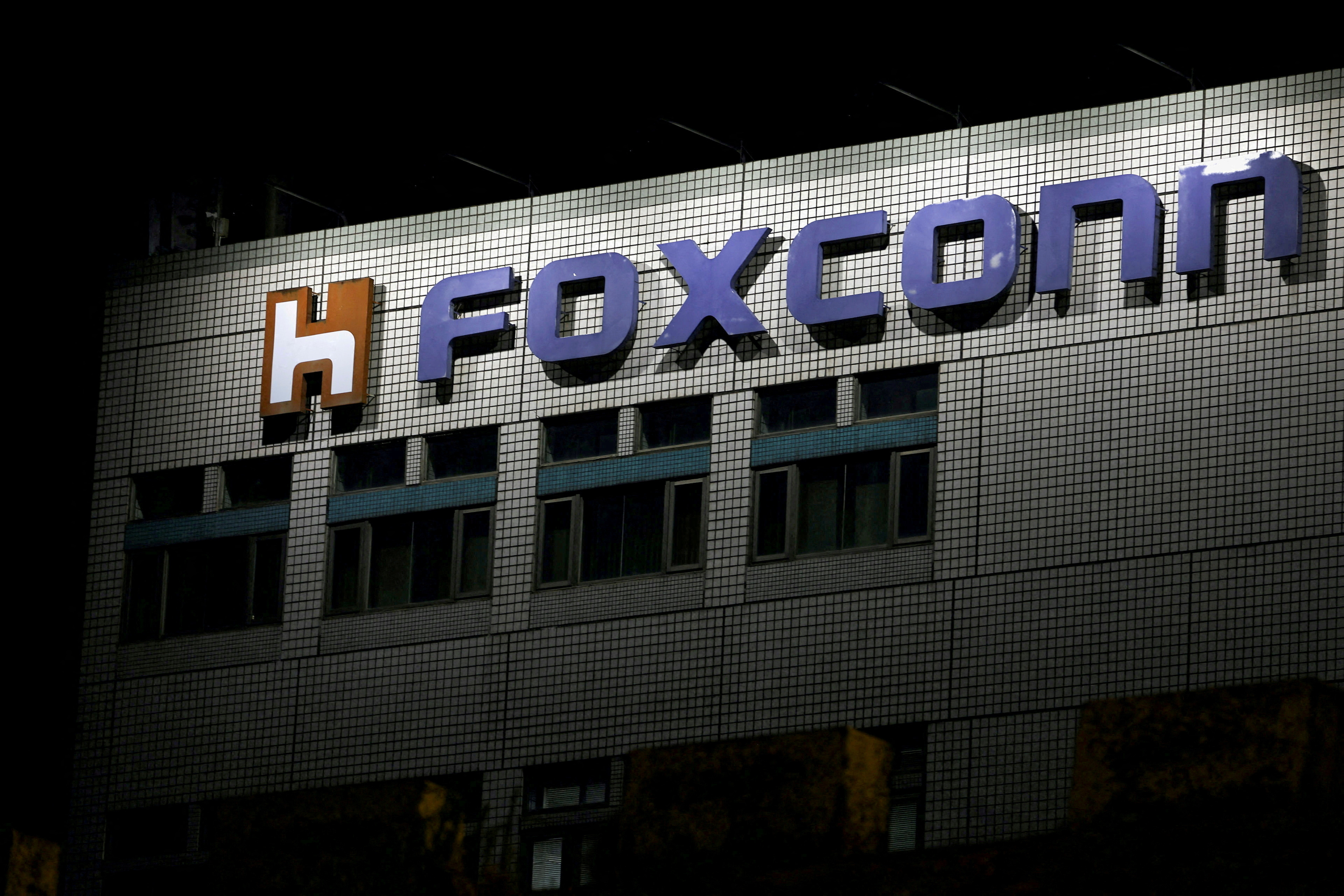 Логото на Foxconn се вижда пред сградата на компания в Тайпе