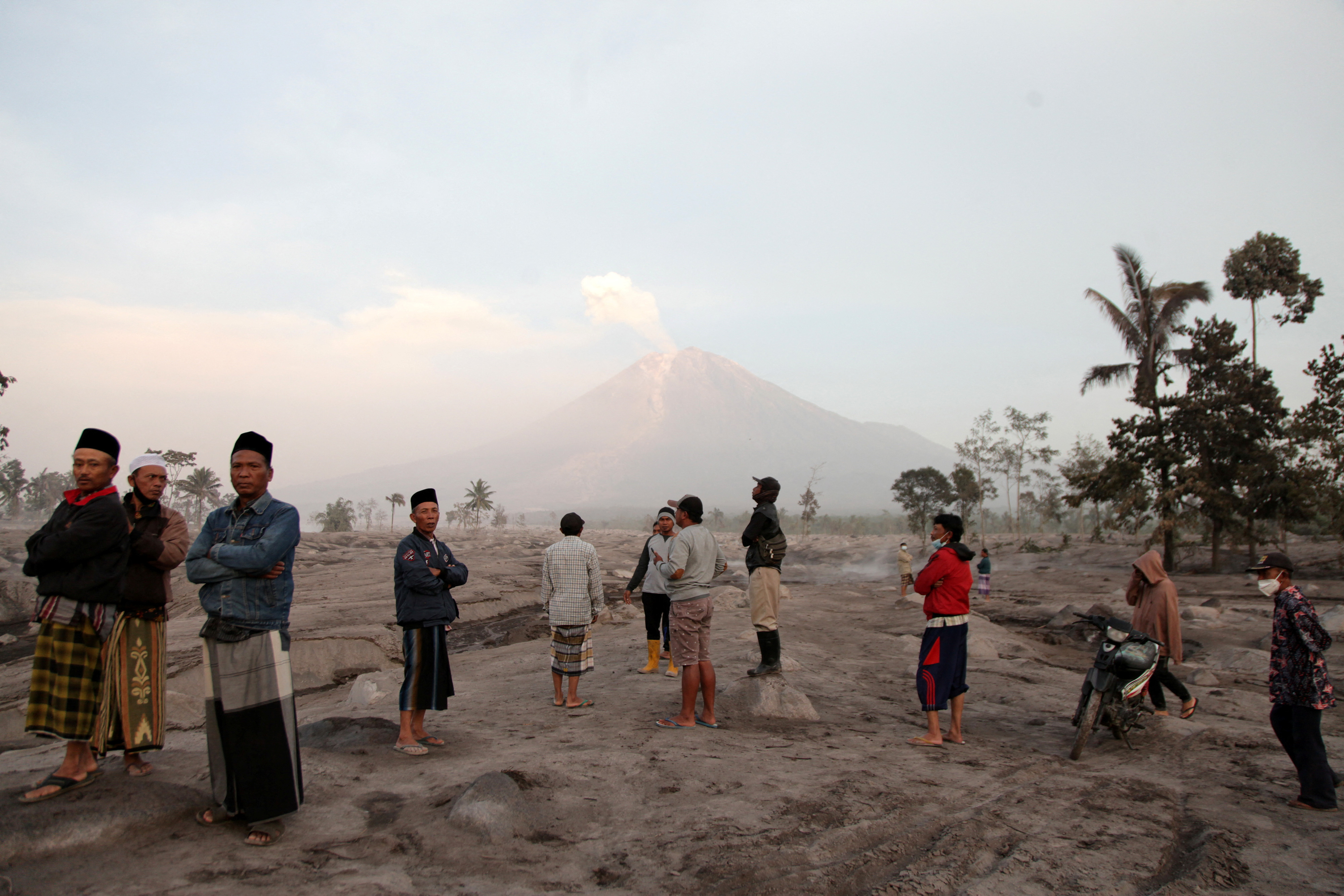 Erupção do vulcão Monte Semeru