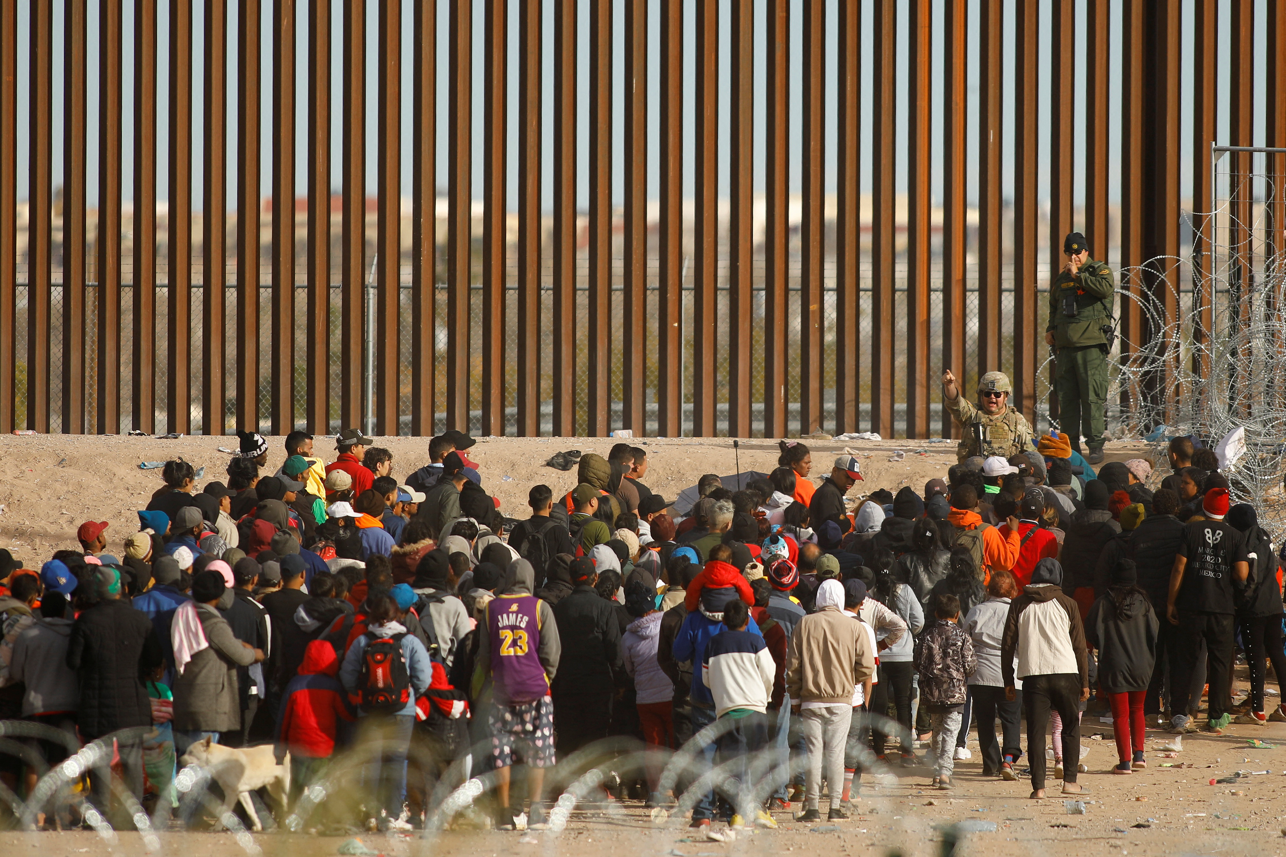 Migrants at the border between Mexico and the United States during a day of low temperatures, in Ciudad Juarez