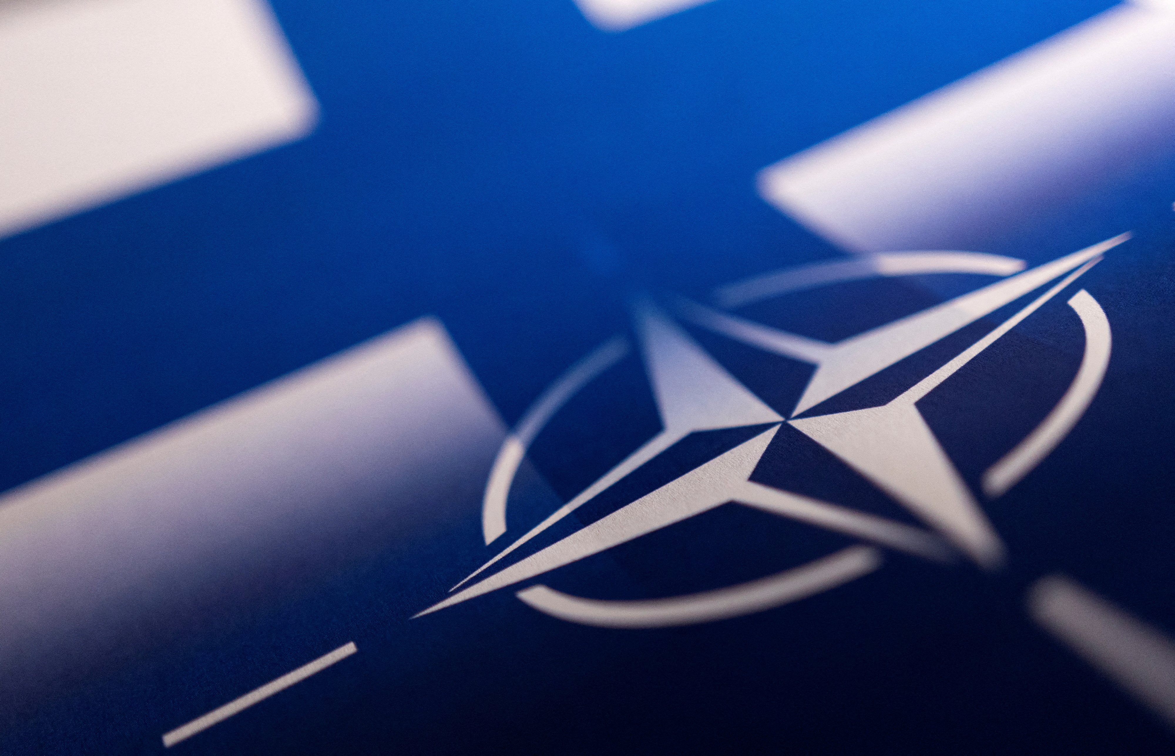 Kuvassa Suomen ja Naton liput