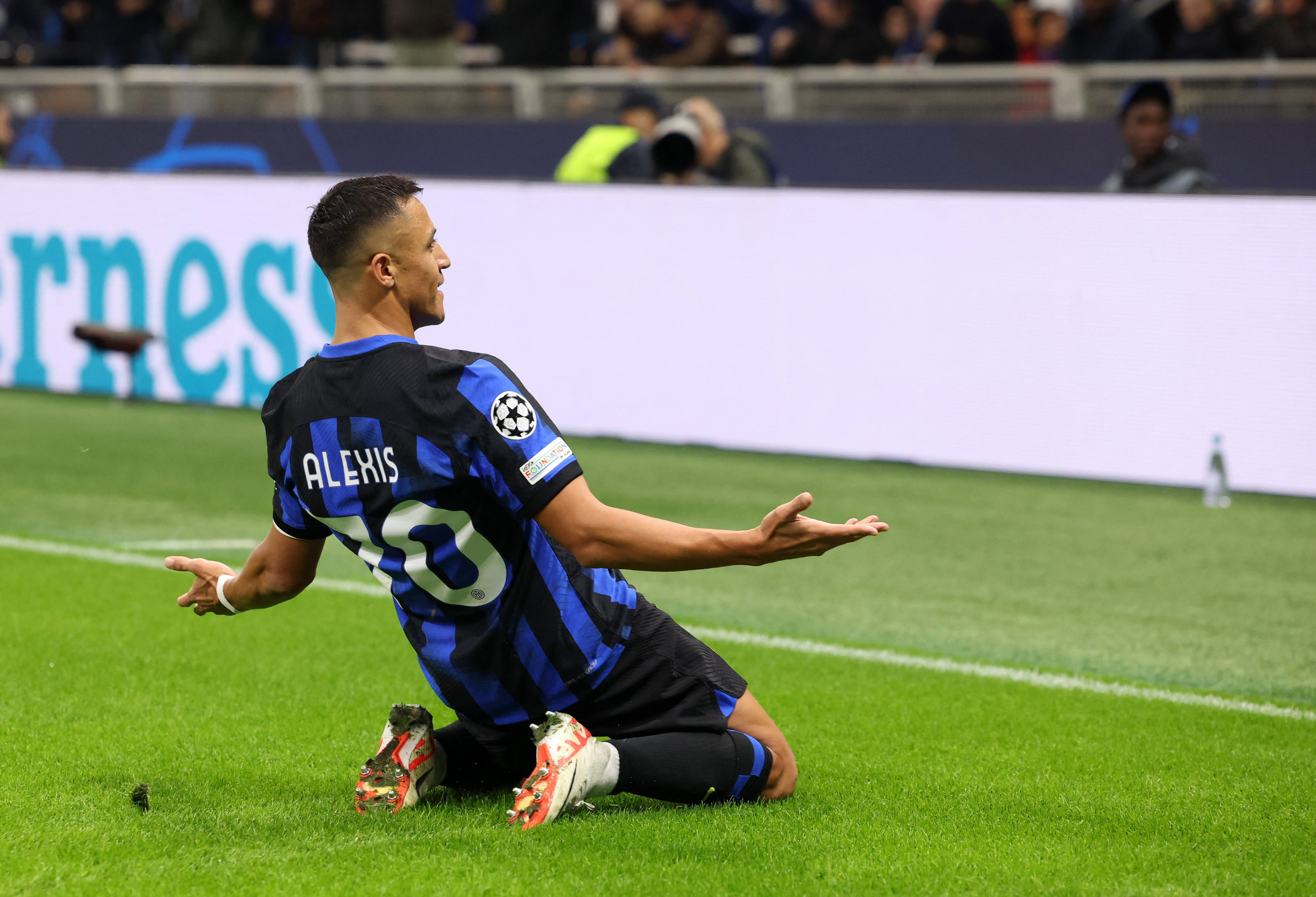 Football: Soccer-Inter edge Salzburg in Champions League to top group