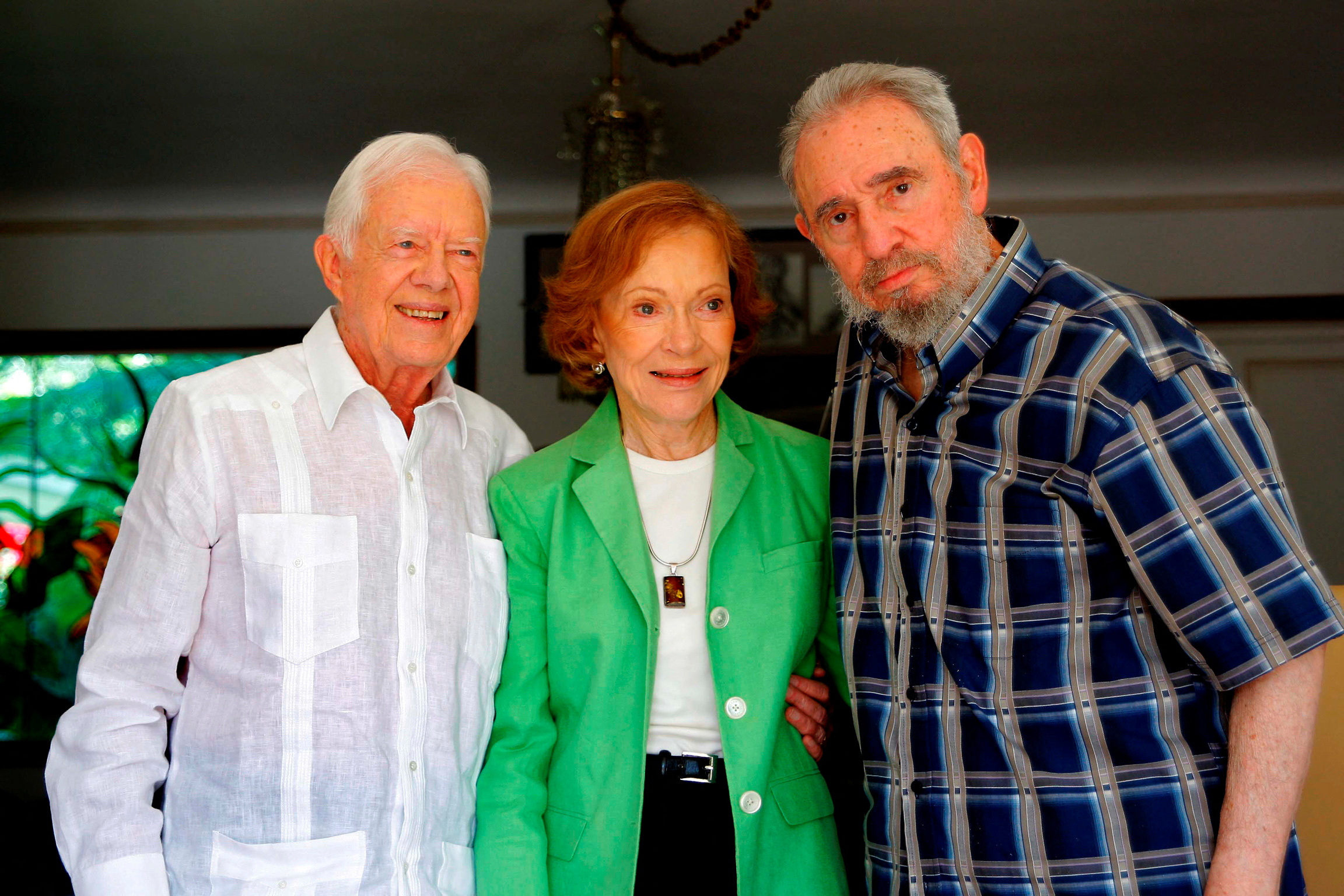 Former U.S. President Jimmy Carter and wife Rosalynn pose for a picture with former Cuban leader Fidel Castro during a meeting in Havana