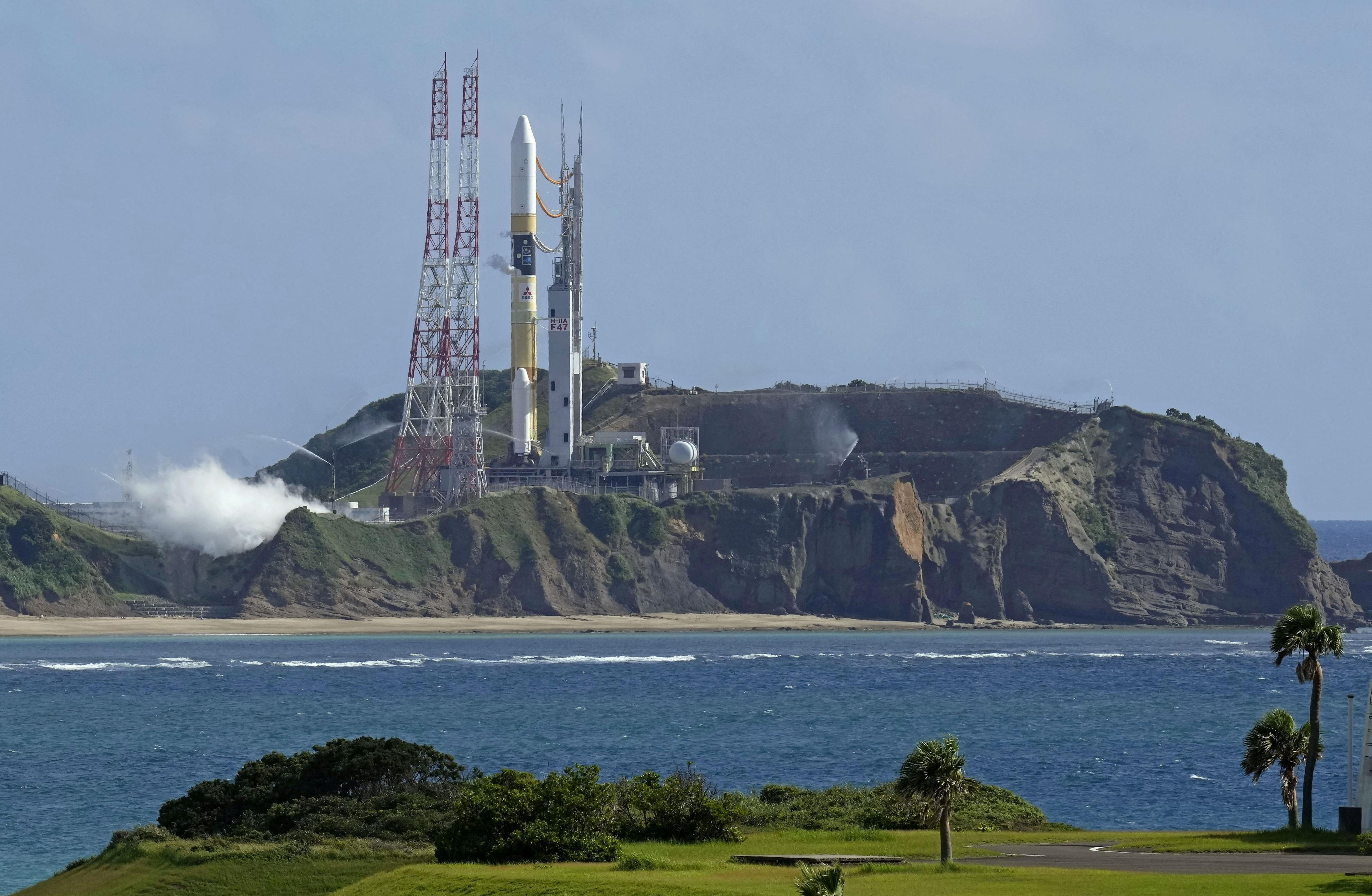 H-IIA No. 47 se află pe rampa de lansare a Centrului Spațial Tanegashima din sud-vestul insulei Tanegashima.