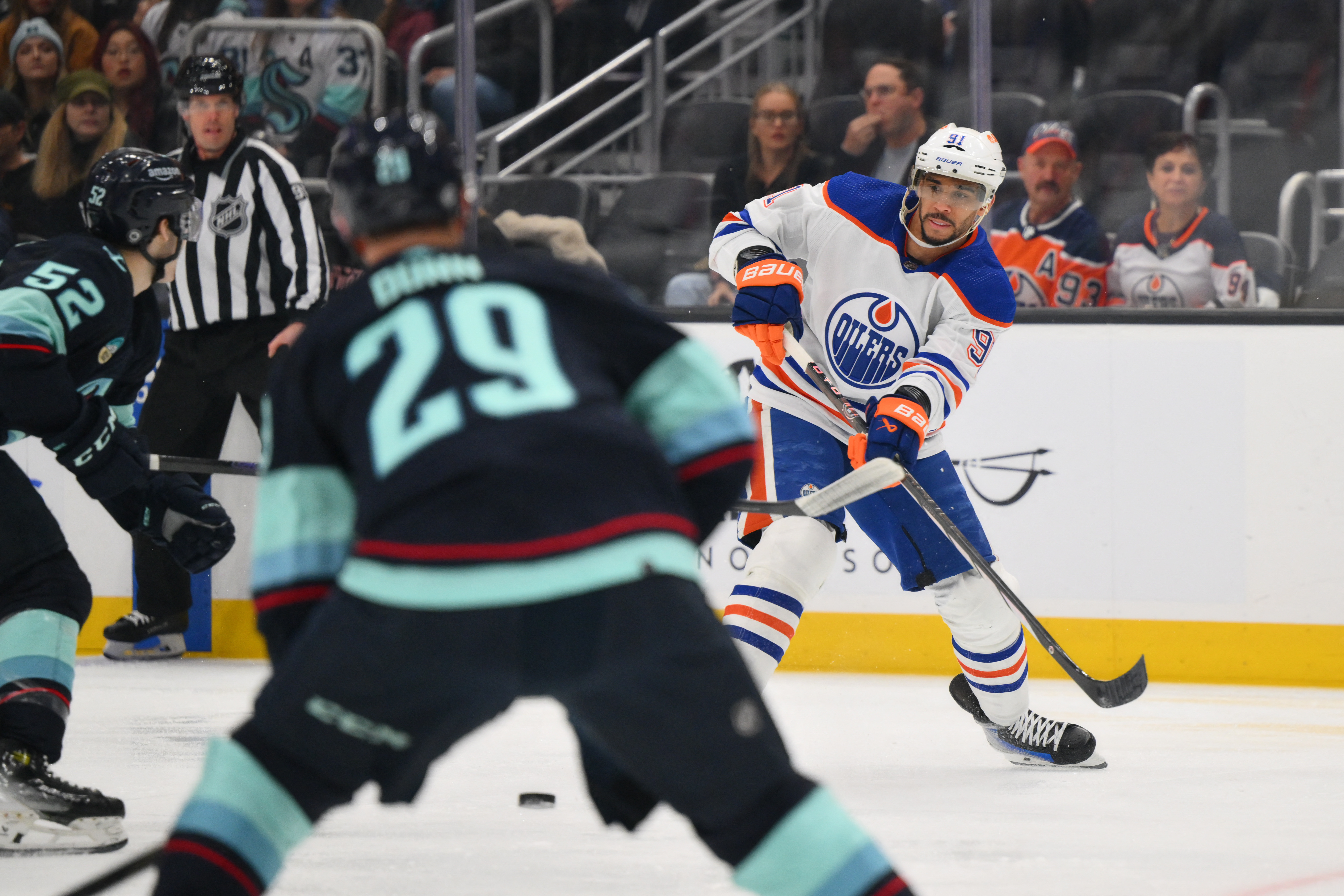 Oilers survive frantic finish, defeat Kraken 2-1 | Reuters