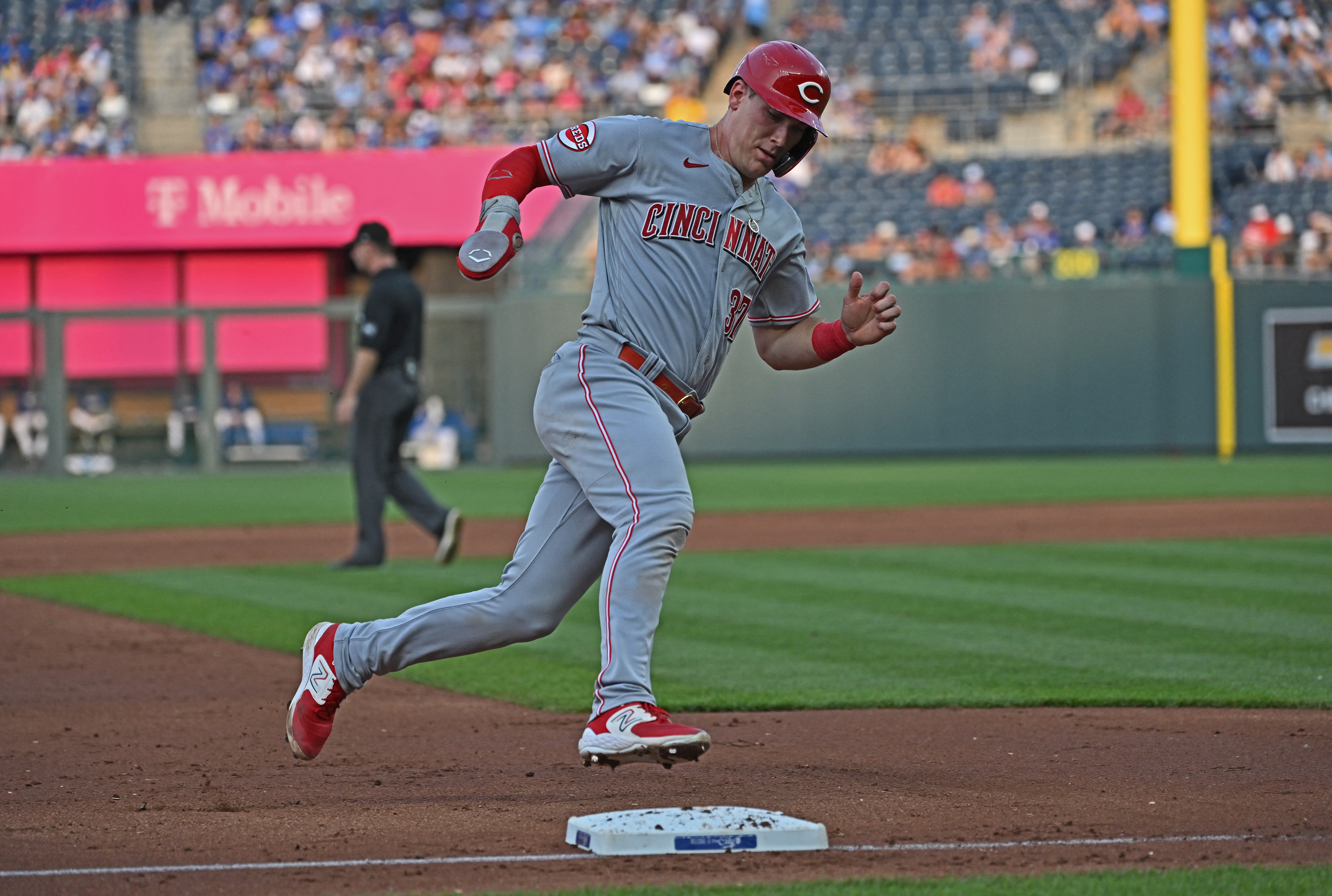 Big second inning leads Reds over reeling Royals