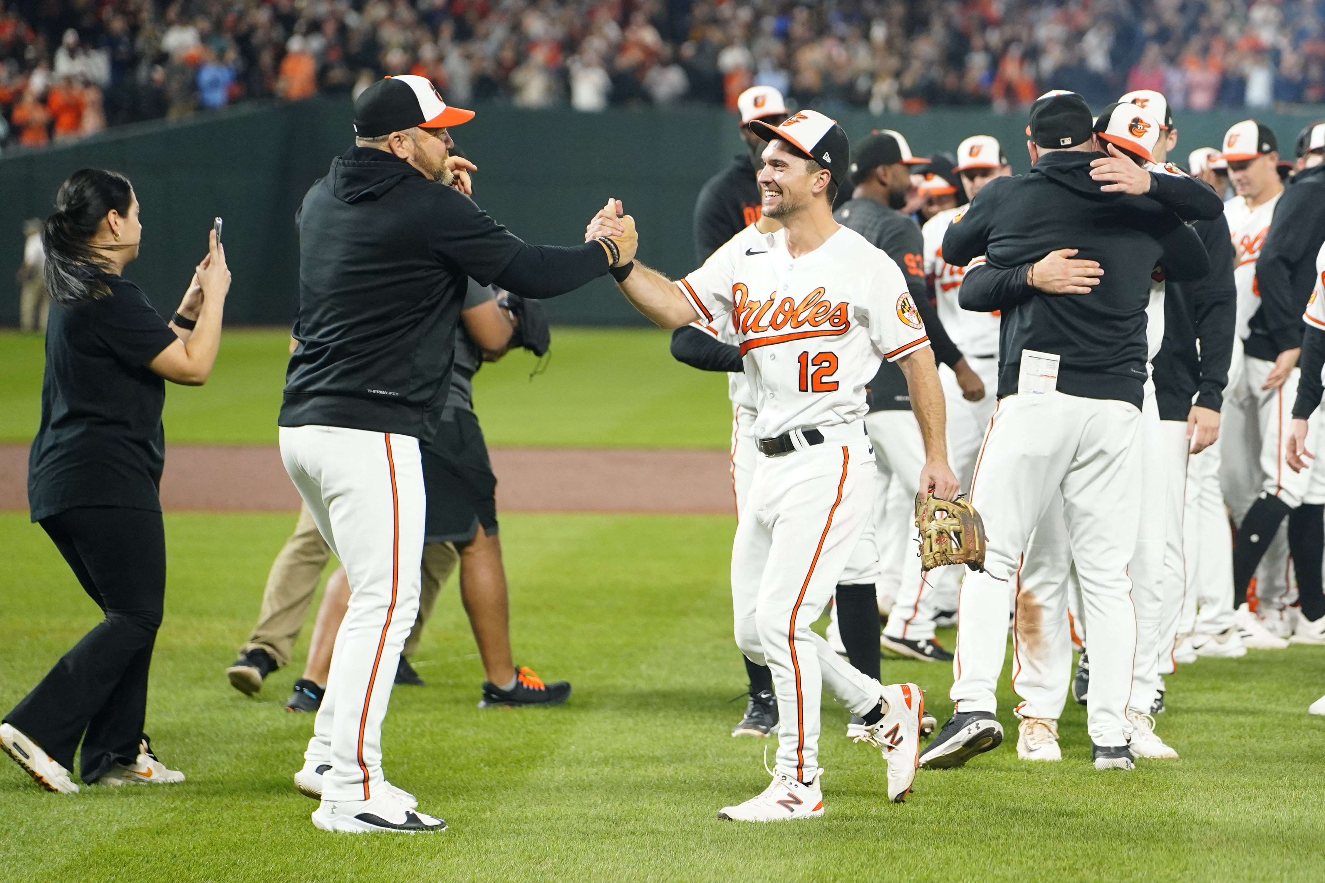 Orioles blank Red Sox, clinch first AL East title since '14