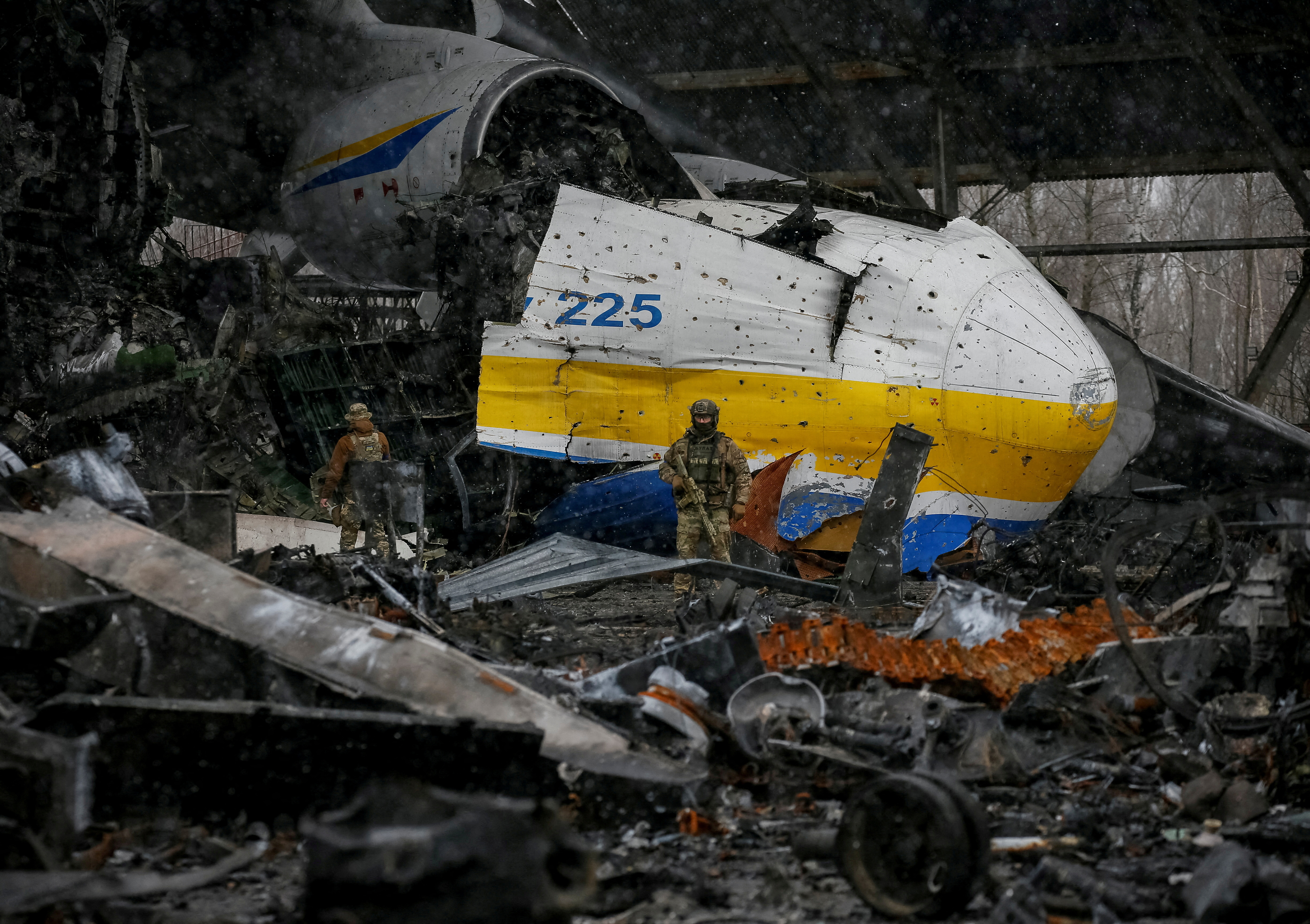 Самолёт АН-225 Мрия уничтожен. Разбитый АН 225 Мрия. АН-225 Мрия обломки. АН-225 Мрия уничтожен в Гостомеле.
