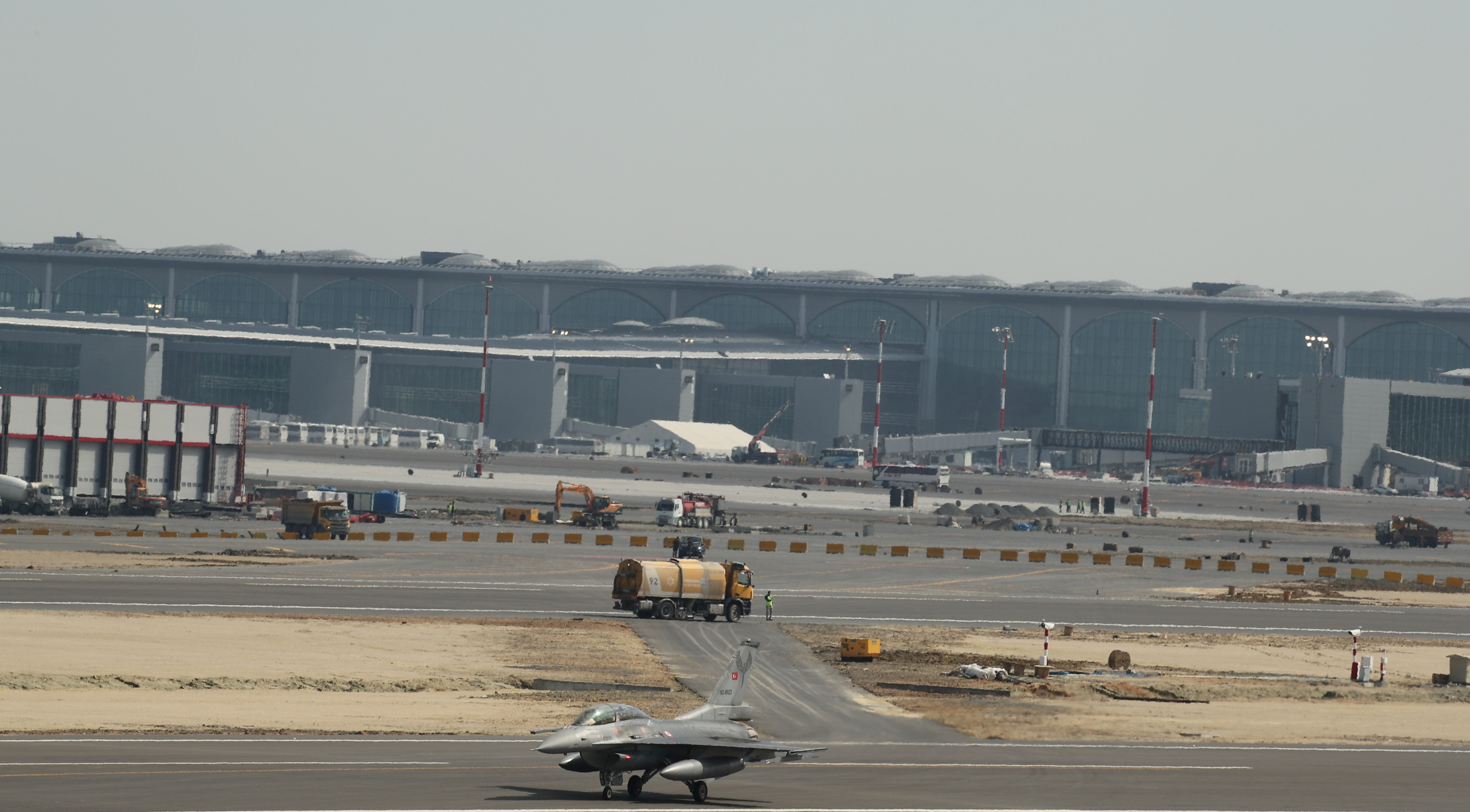 Un avion F16 al Forțelor Aeriene Turce aterizează pe un nou aeroport aflat în construcție la Istanbul