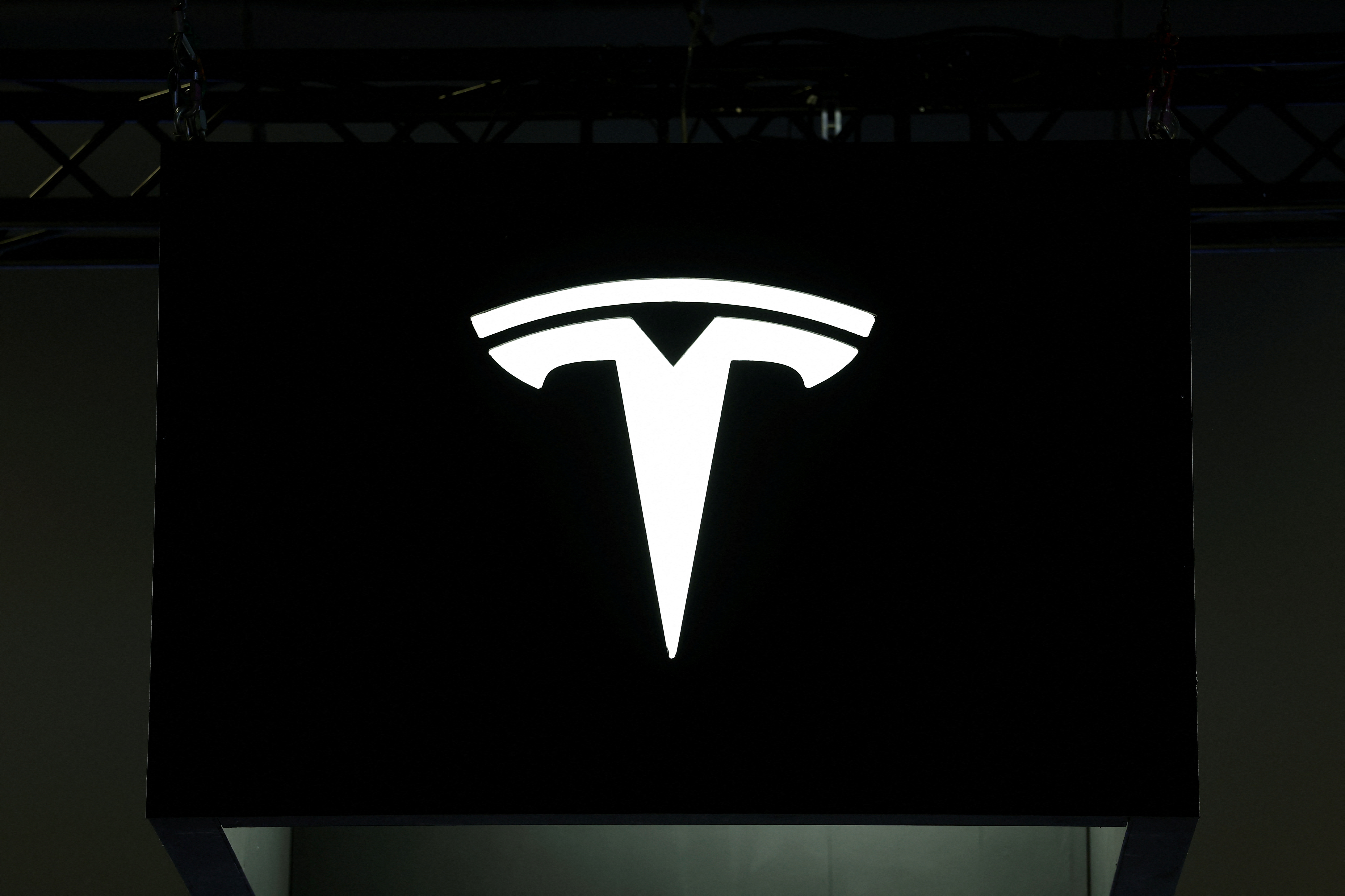 Tesla, Shanghai sign $557 million energy storage station deal