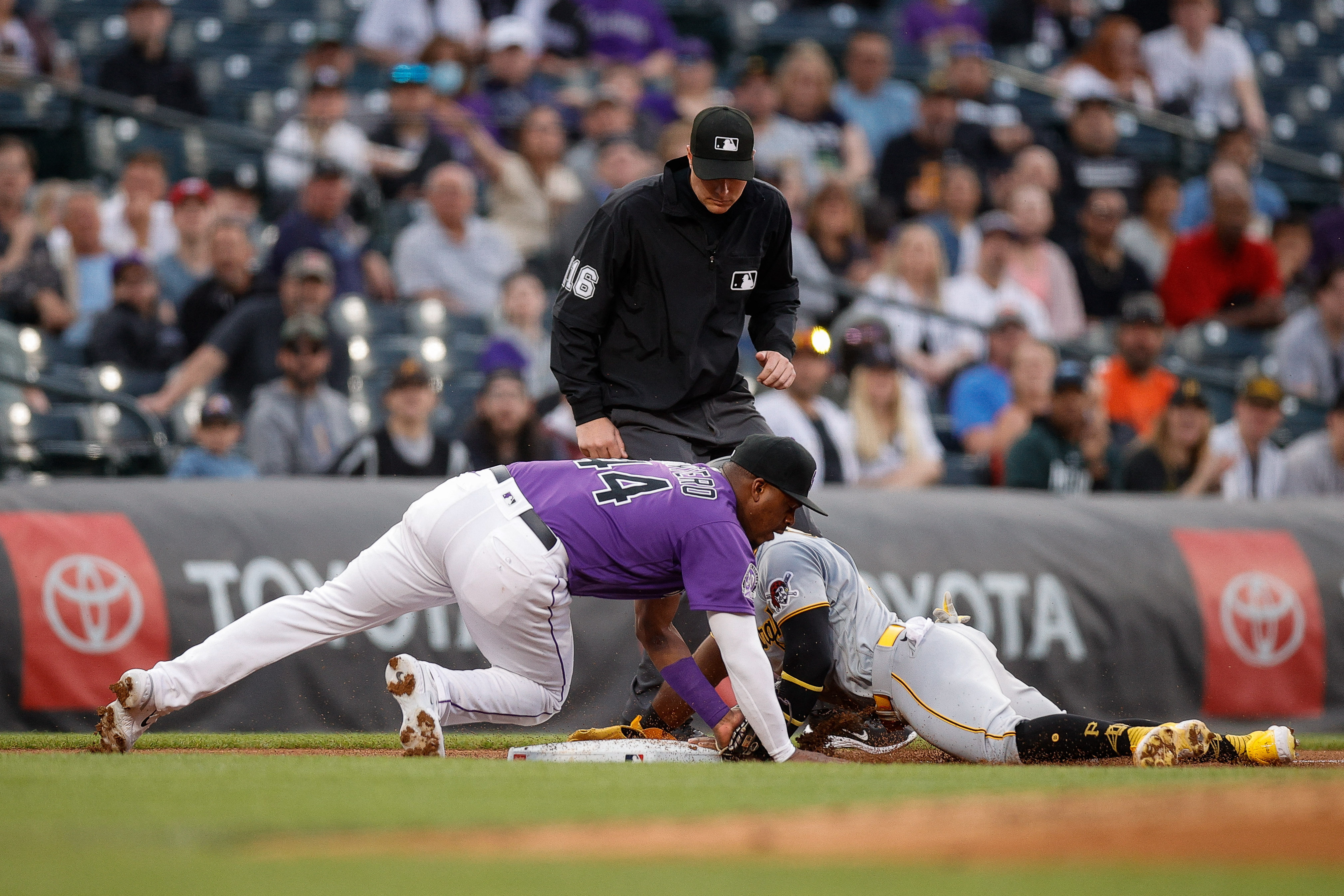 Pirates jump on Rockies early, cruise to 14-3 rout