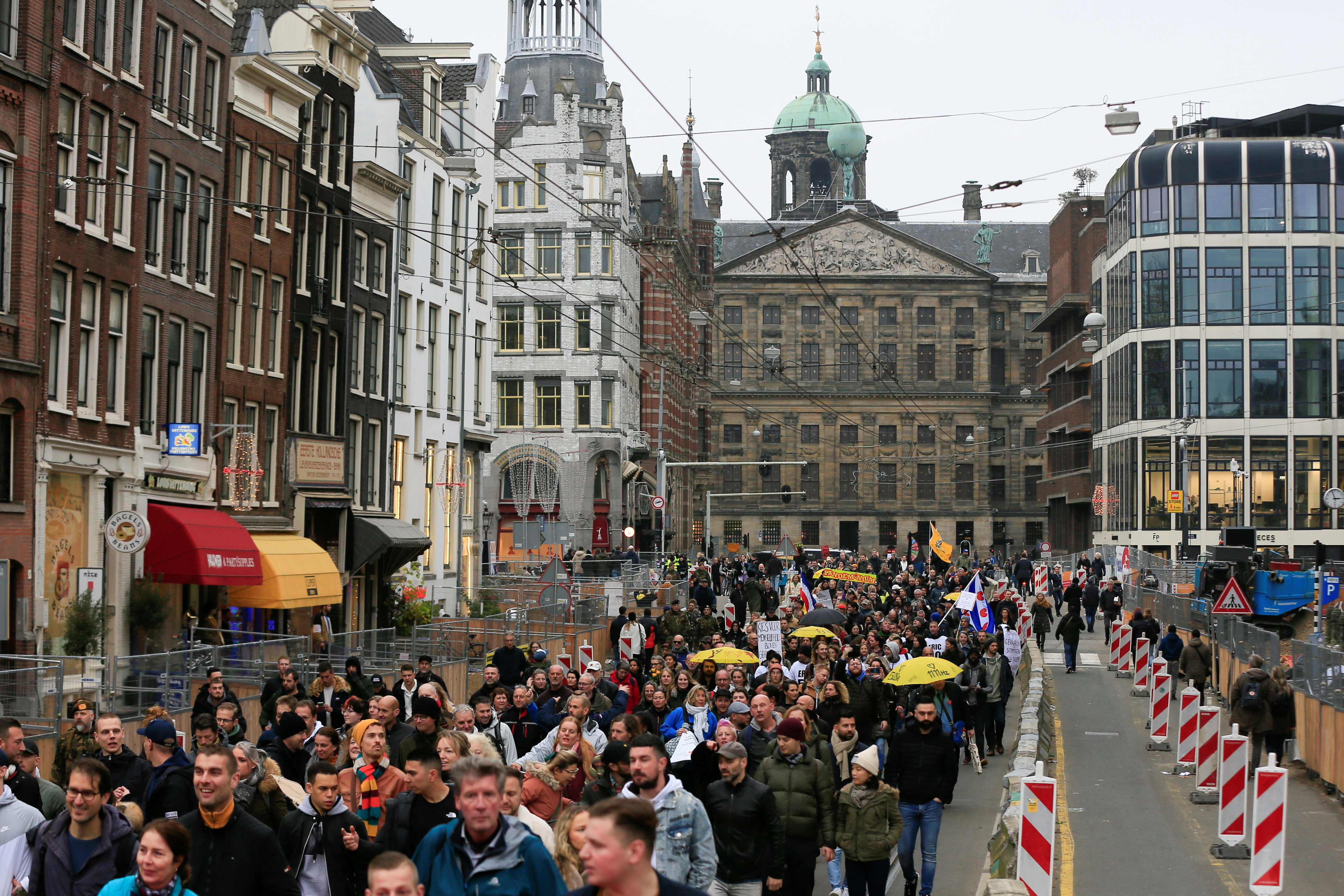 La gente protesta durante las manifestaciones contra las medidas de la enfermedad del coronavirus (COVID-19) en Ámsterdam, Países Bajos, el 20 de noviembre de 2021. REUTERS / Eva Plevier
