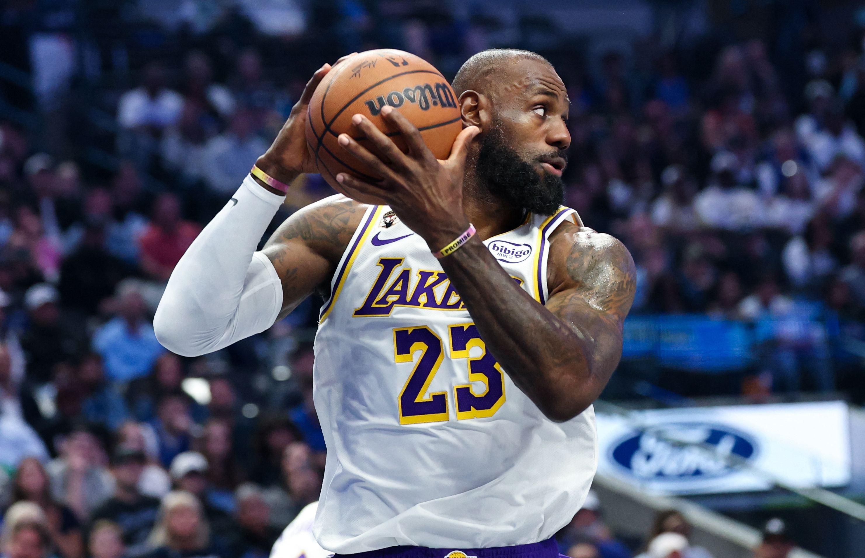 LeBron James becomes 4th NBA player to reach 12,000 career assists