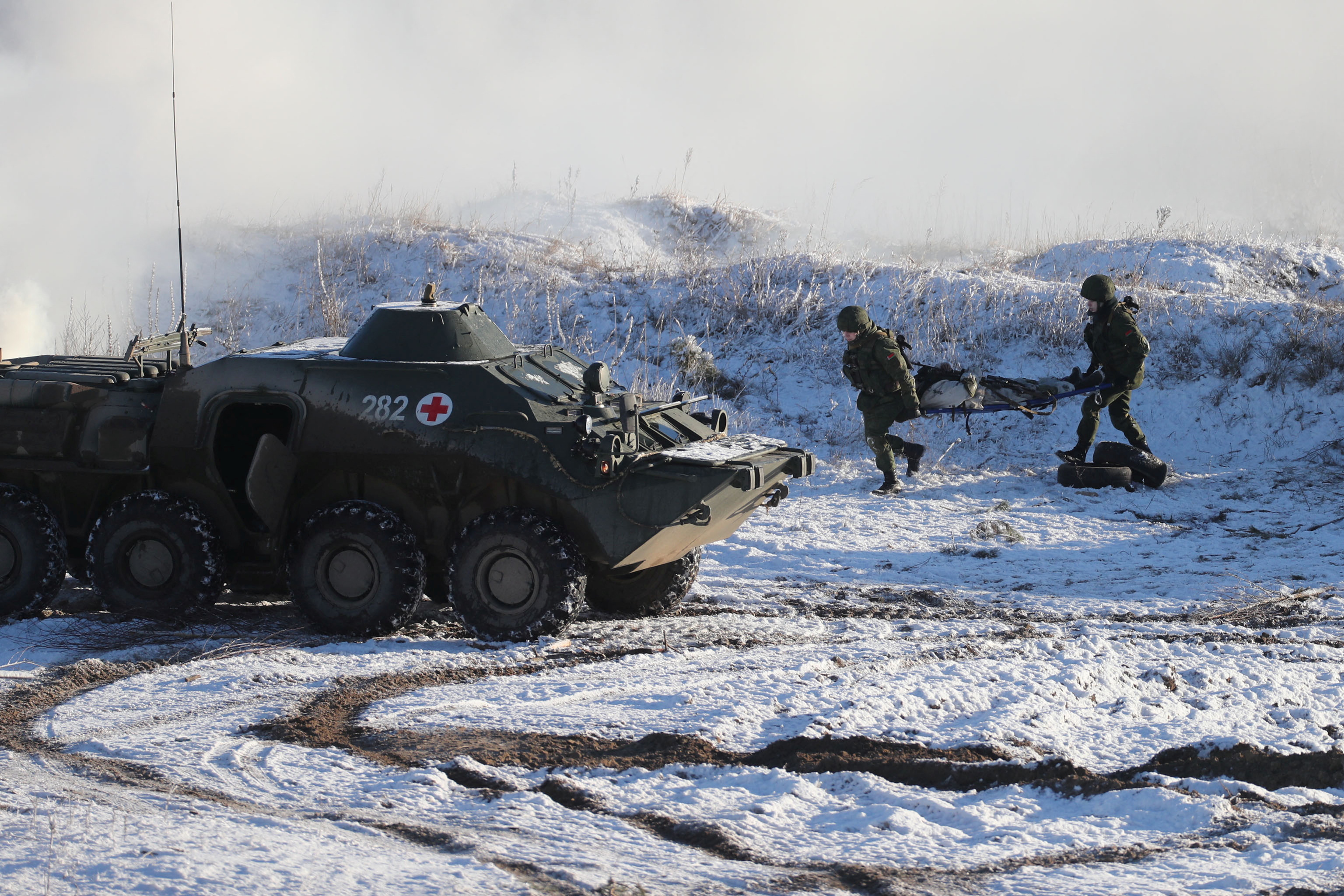 Membros do serviço participam de exercícios militares conduzidos pelas Forças Armadas da Rússia e da Bielorrússia em 12 de fevereiro de 2022 no campo de treinamento Koshsky na região de Krotno, na Bielorrússia.  Guia de Leonid Sheklov / Belda / Reuters