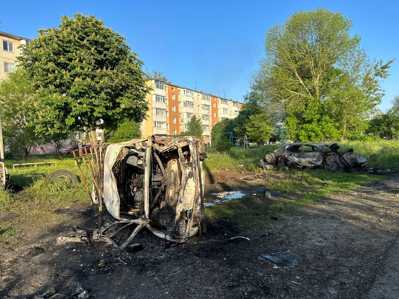 Photo de véhicules détruits dans la ville de Chebekino, près de Belgorod, en Russie