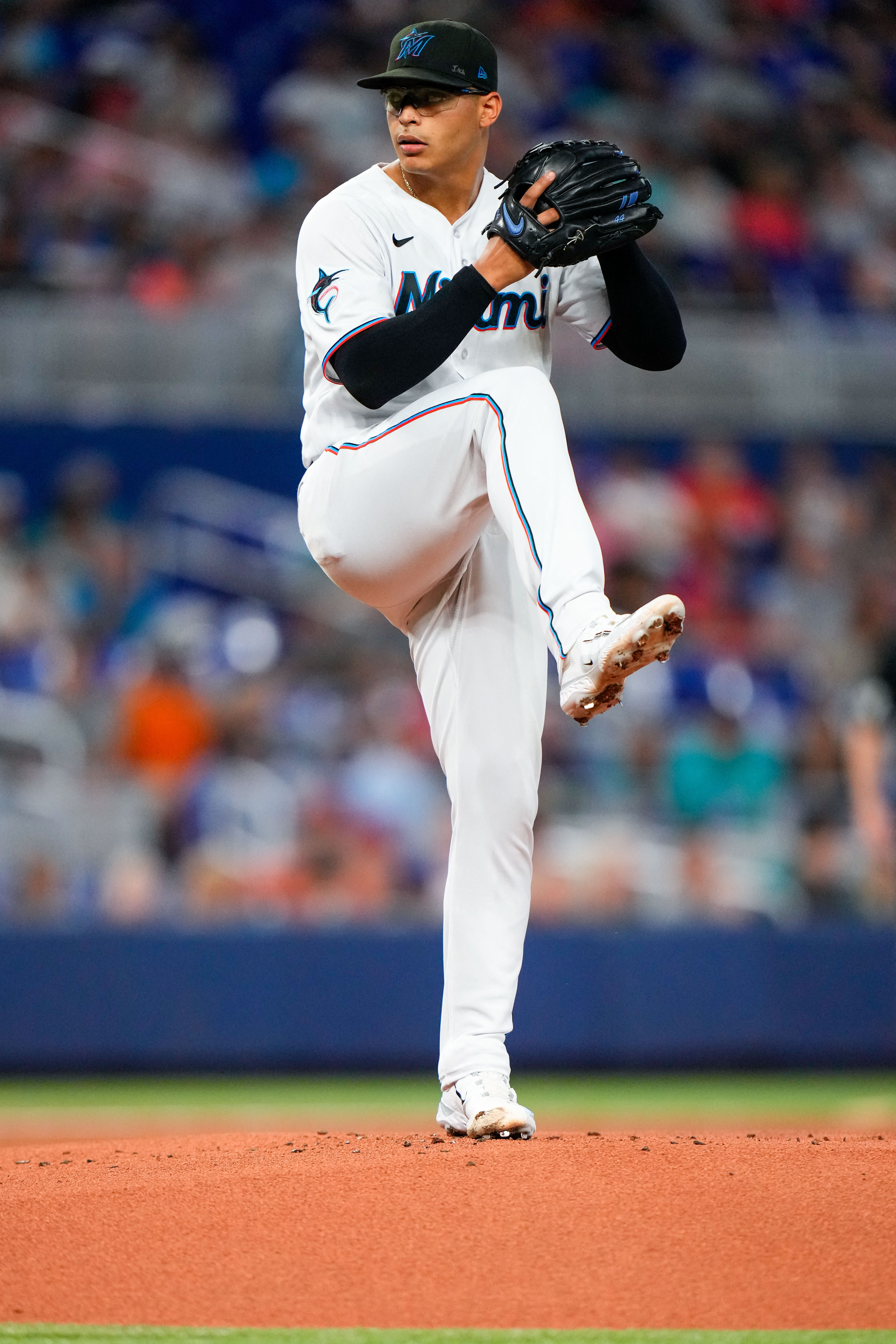 Bryan De La Cruz of the Miami Marlins advances to third base against  News Photo - Getty Images