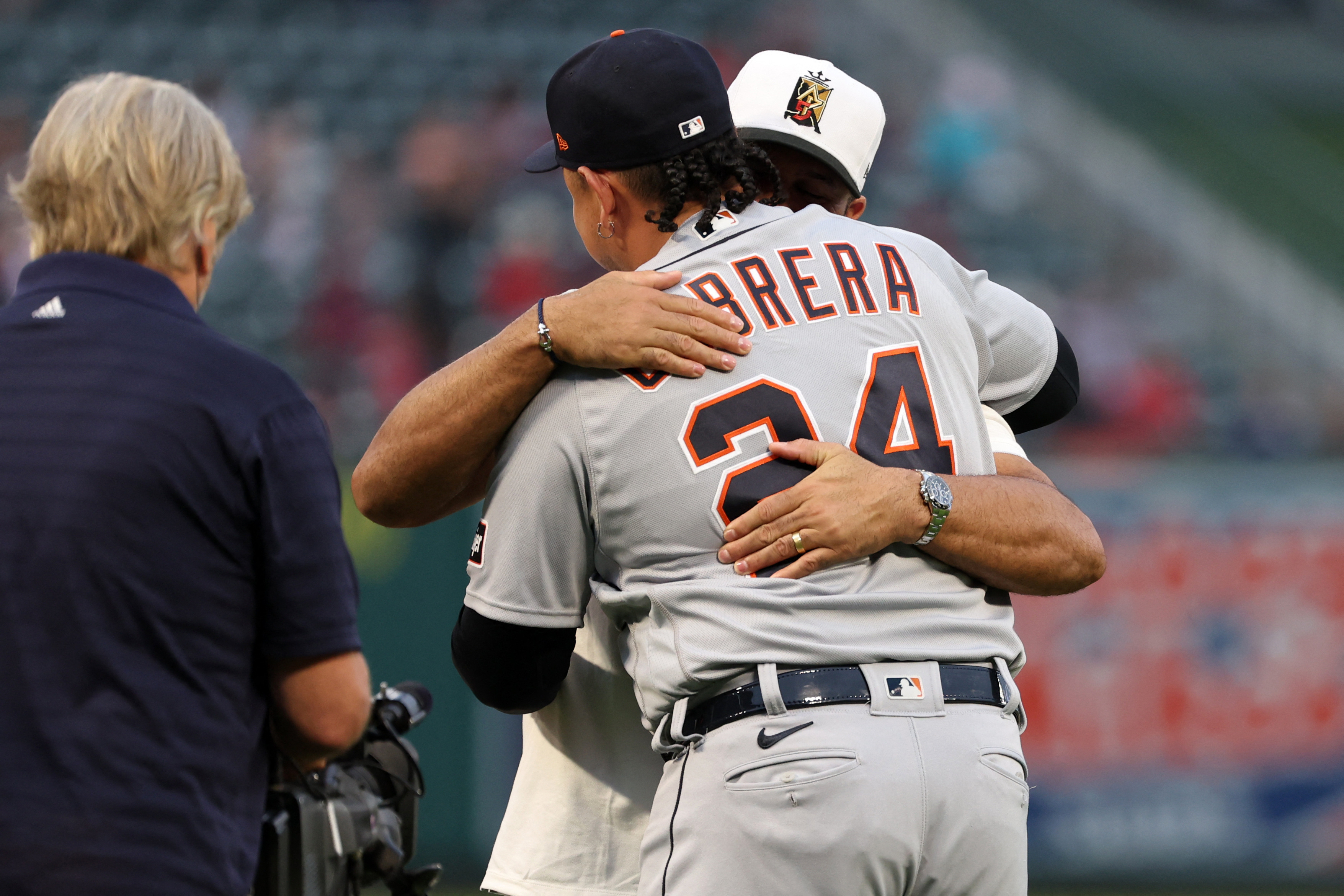 Angels beat Tigers 7-6 in 10th after blowing late lead - CBS Los Angeles