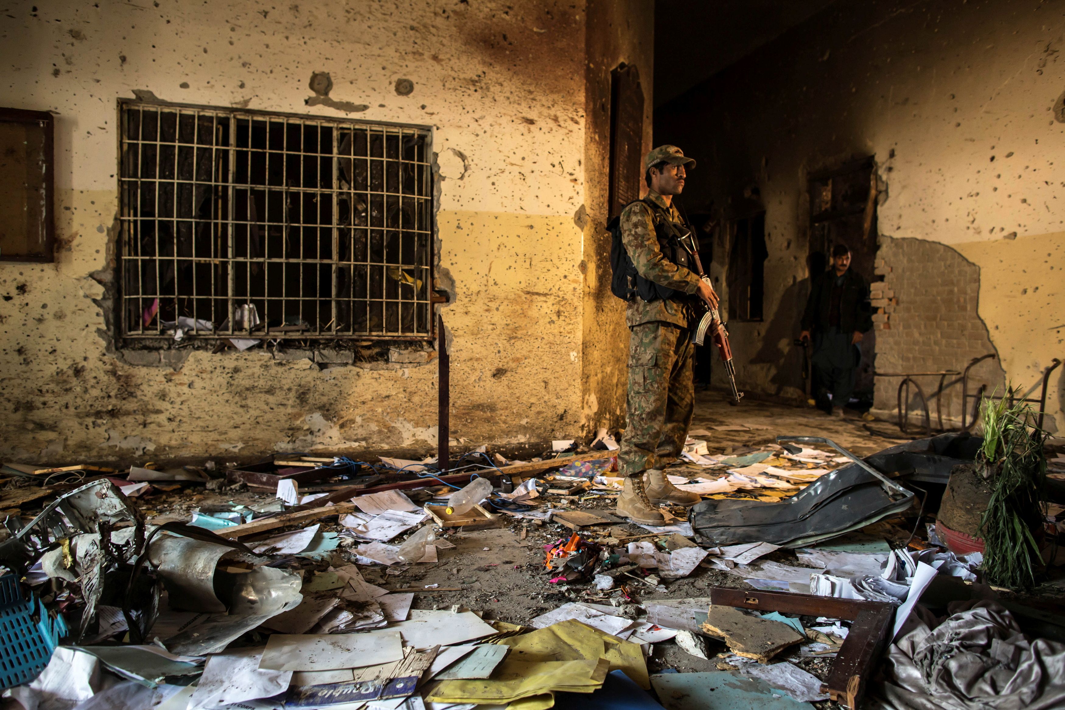 20 militants, 9 Pakistani soldiers killed in three days of insurgent attacks