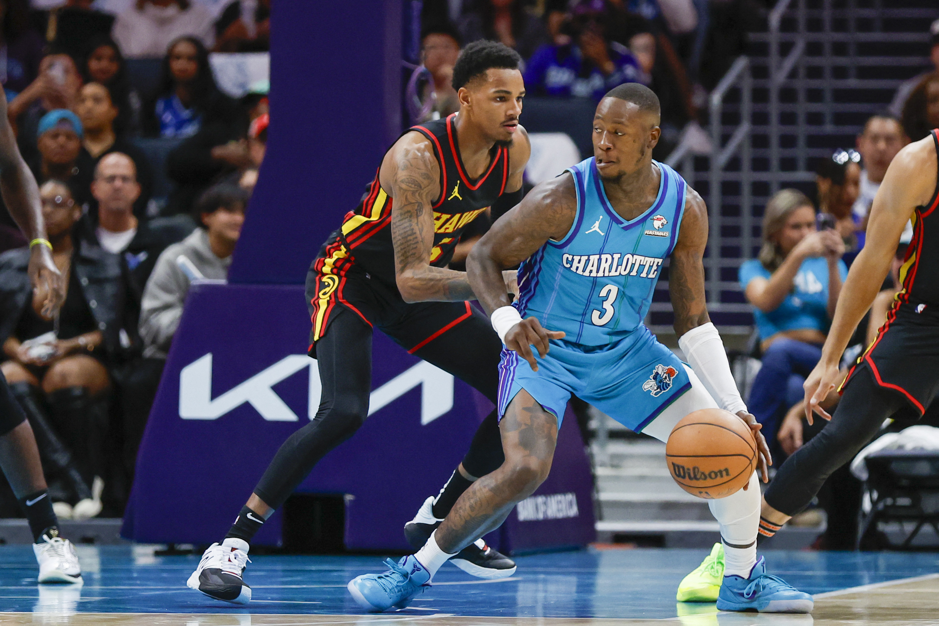 Hornets hold off Hawks | Reuters