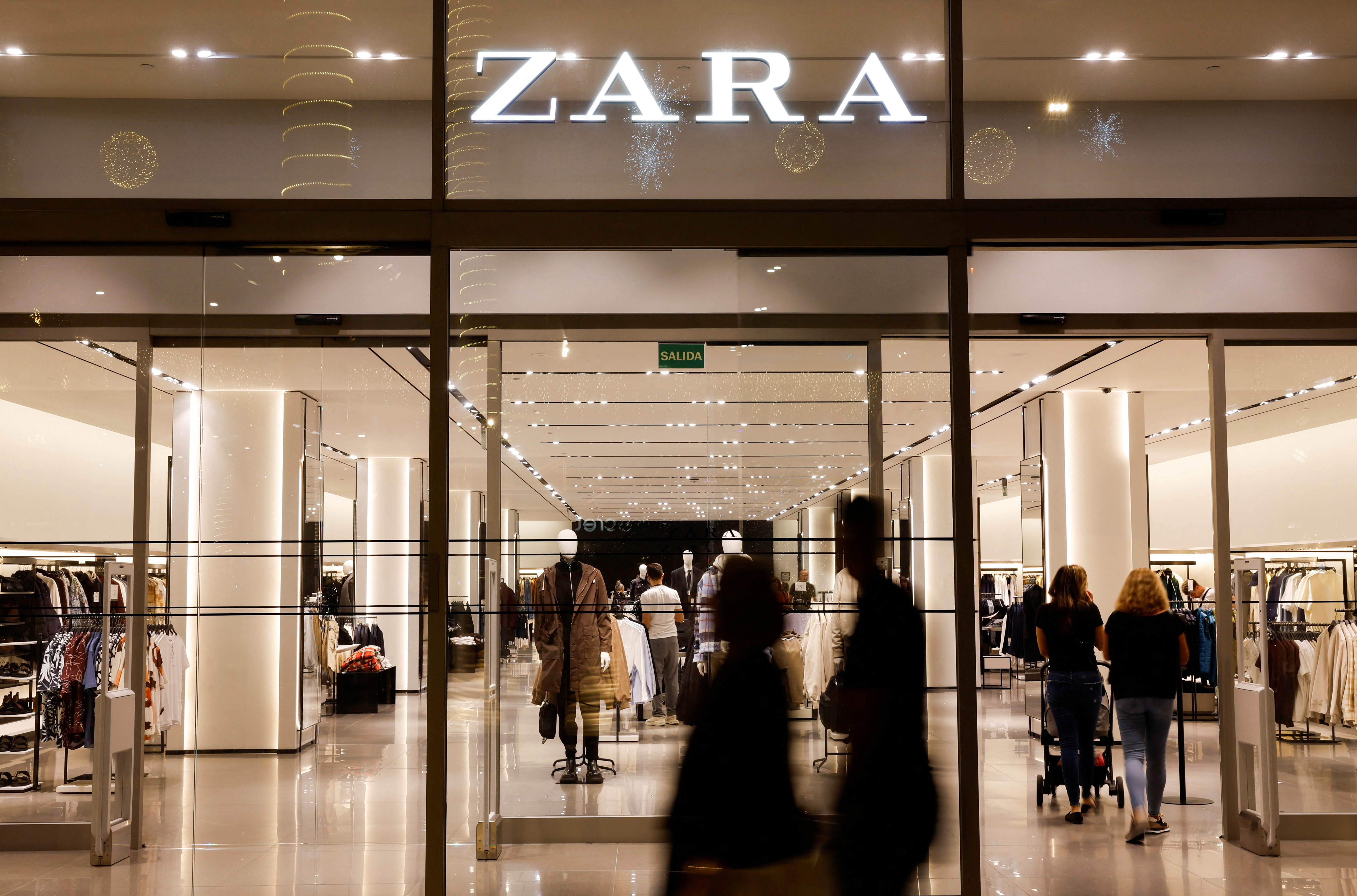 Zara: fast fashion inaugura loja integrando físico e digital - E