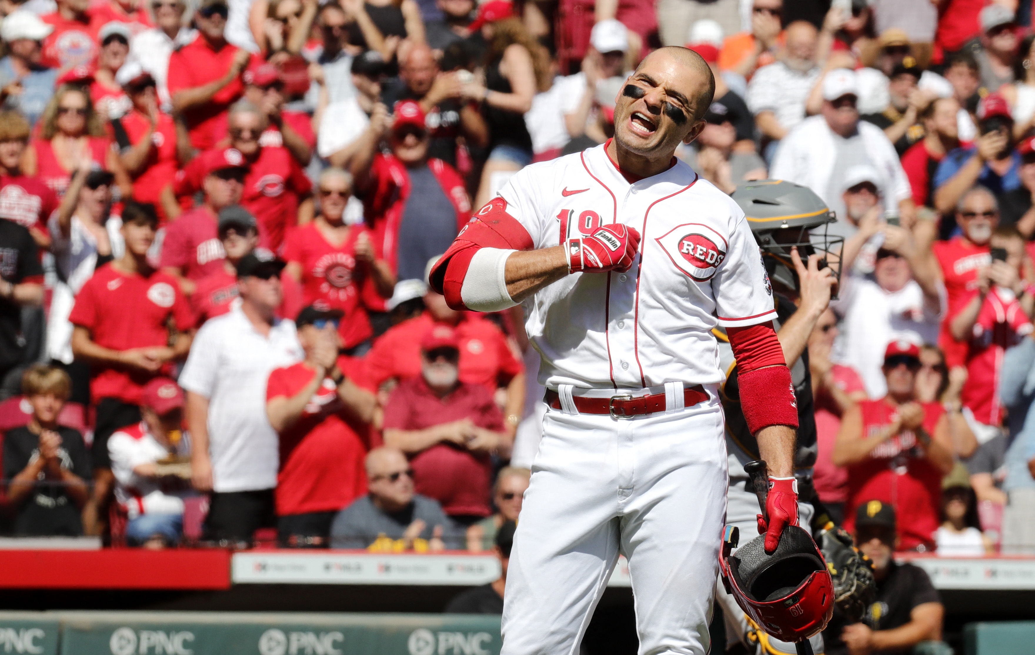 Reds rally to knock off Pirates, 4-2