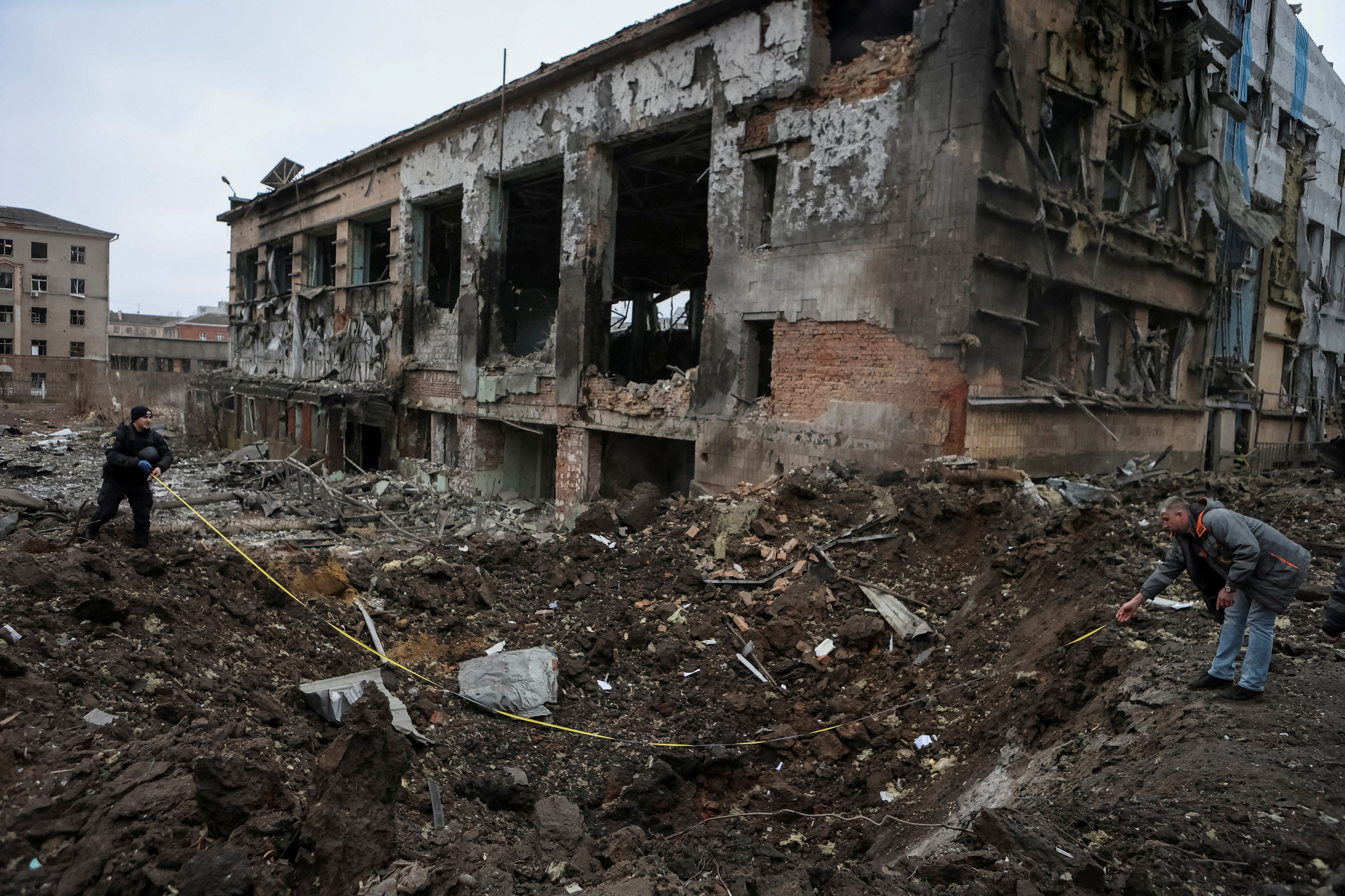 Secuelas del ataque con misiles rusos en Járkov