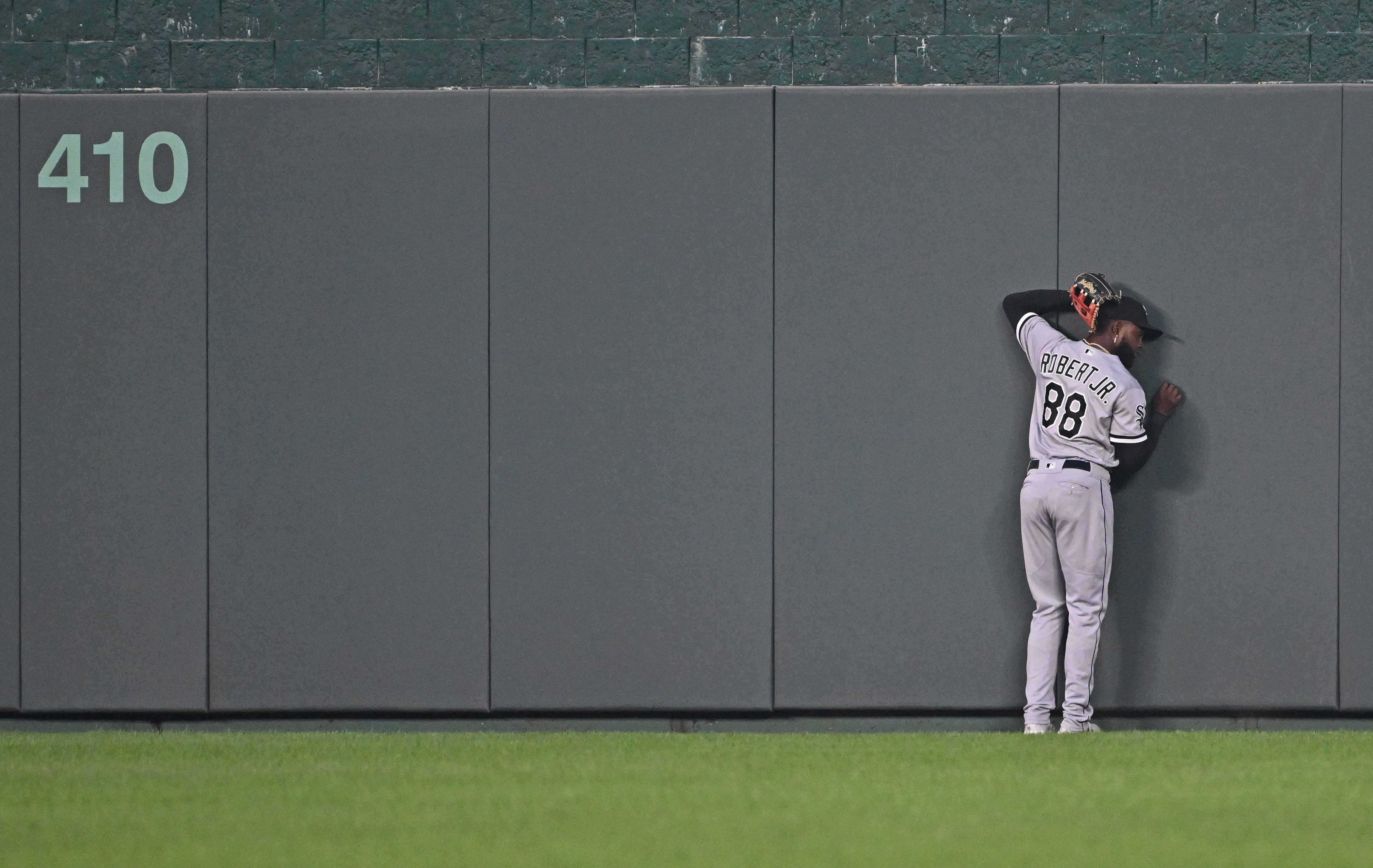 White Sox win 10-5 over Royals, who drop to 0-6 on trip - ABC7 Chicago