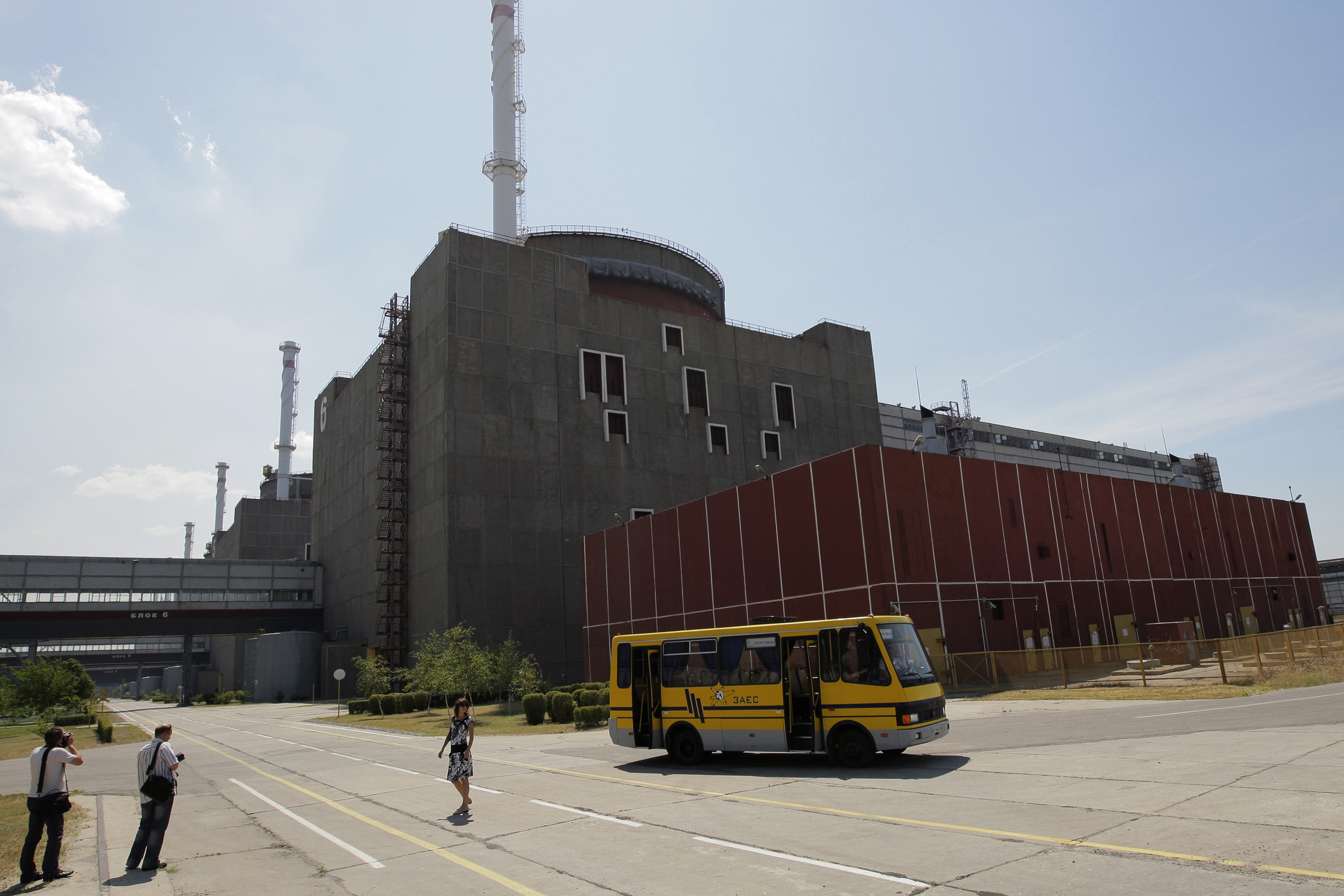 Σφοδρές μάχες πυροδοτούν πυρκαγιά έξω από πυρηνικό εργοστάσιο στην Ουκρανία – αξιωματούχοι