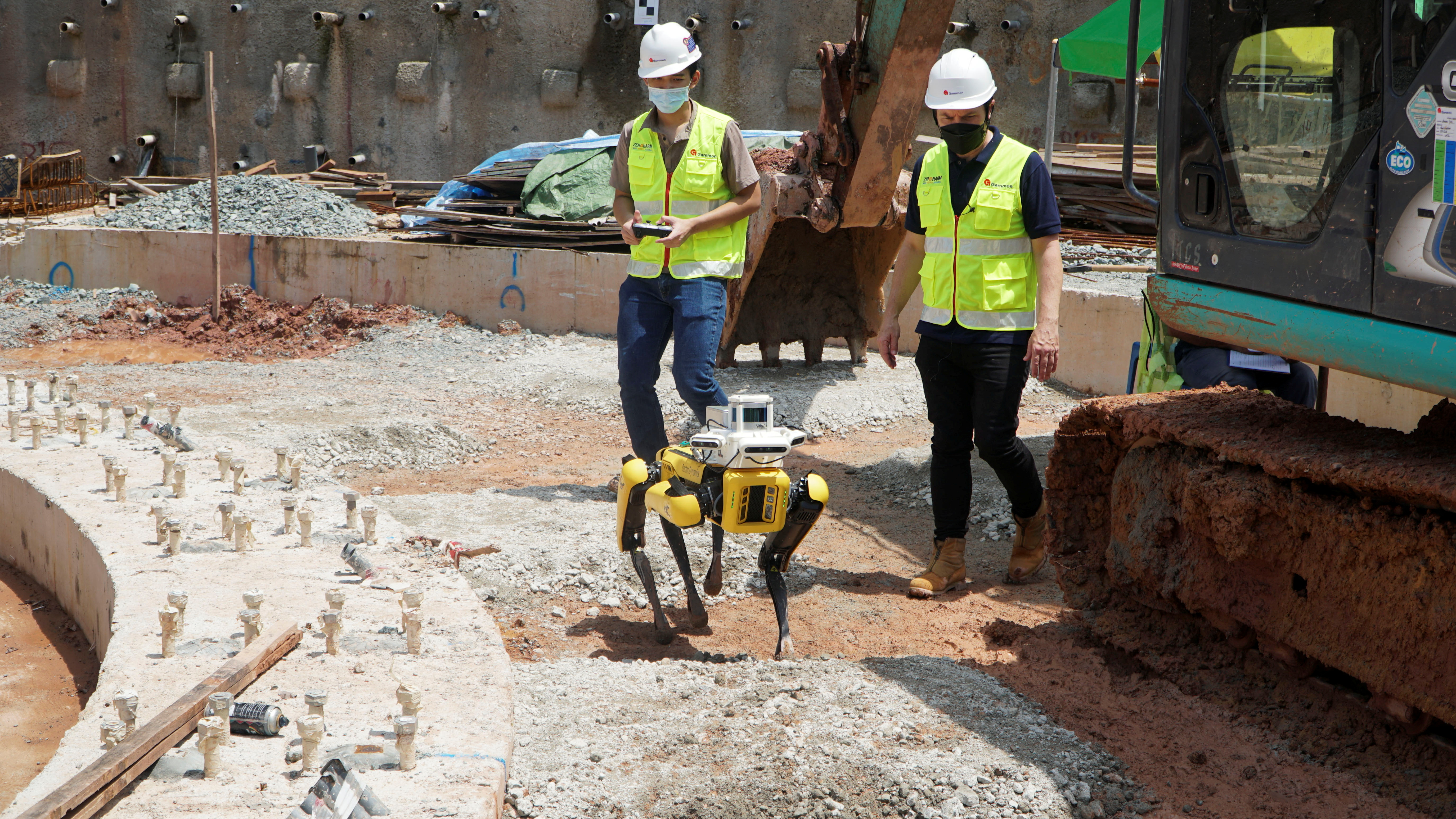 Робот-собака, созданная компанией Boston Dynamics, принадлежащей Hyundai, используется компанией Gammon Construction Ltd для автономного обследования своего рабочего места на острове Сентоза.