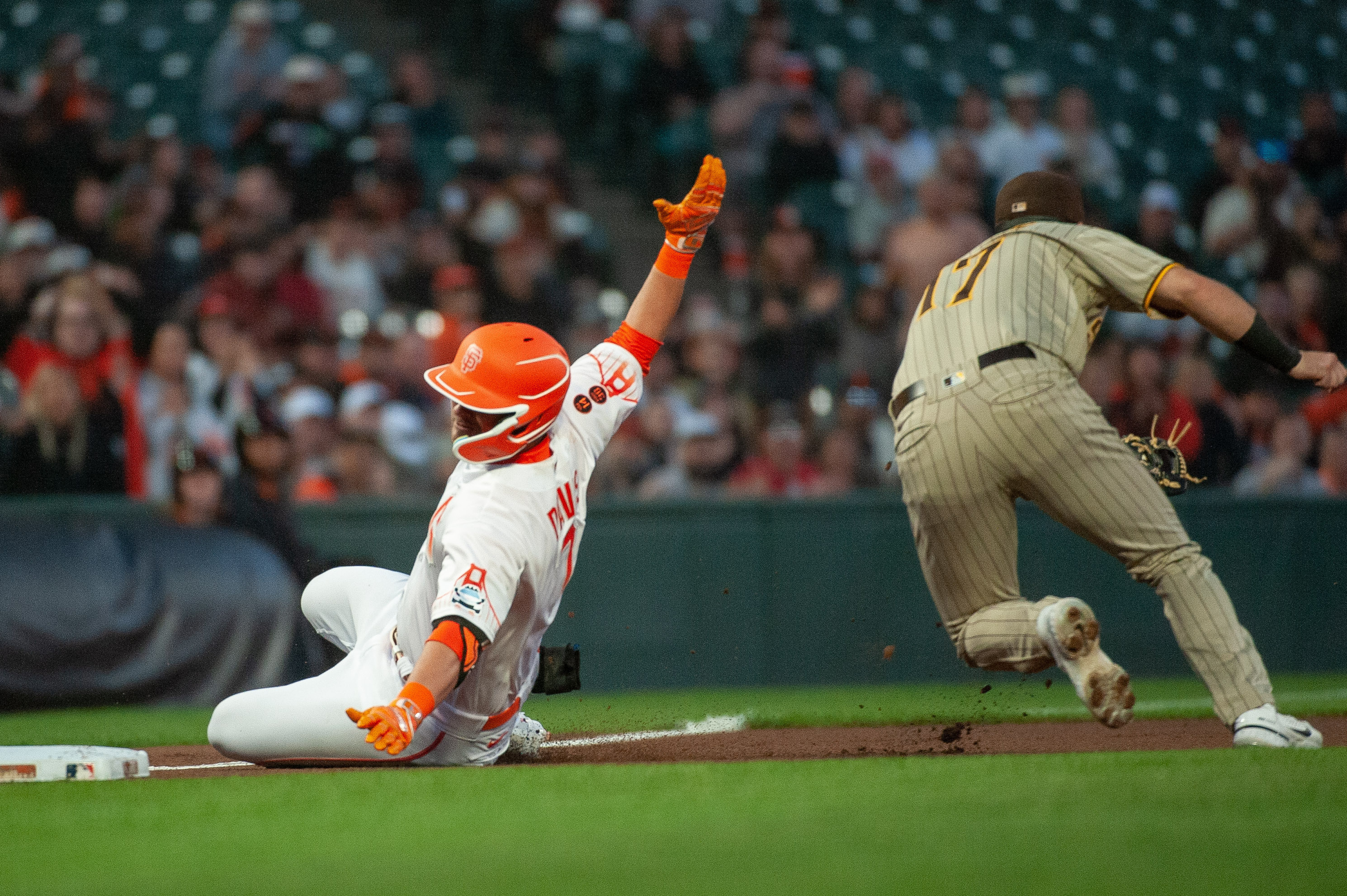 Wilmer Flores HAMMERS Back-To-Back Home Runs!, 10th & 11th HR of 2023, SF  Giants