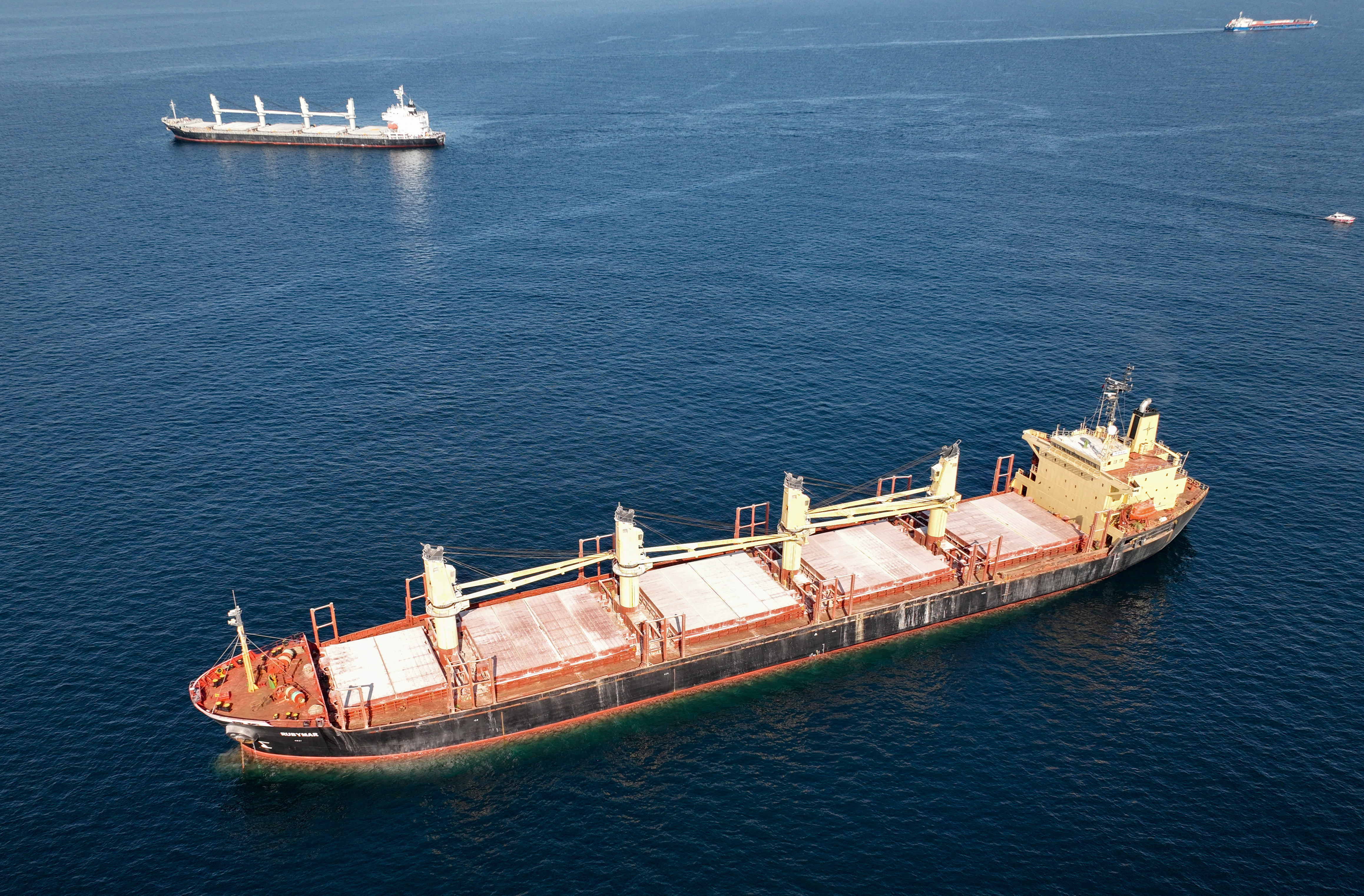 ウクライナの穀物を運ぶ貨物船 Rubymar は、イスタンブール近くの Kilyos 沖の黒海で見られます。