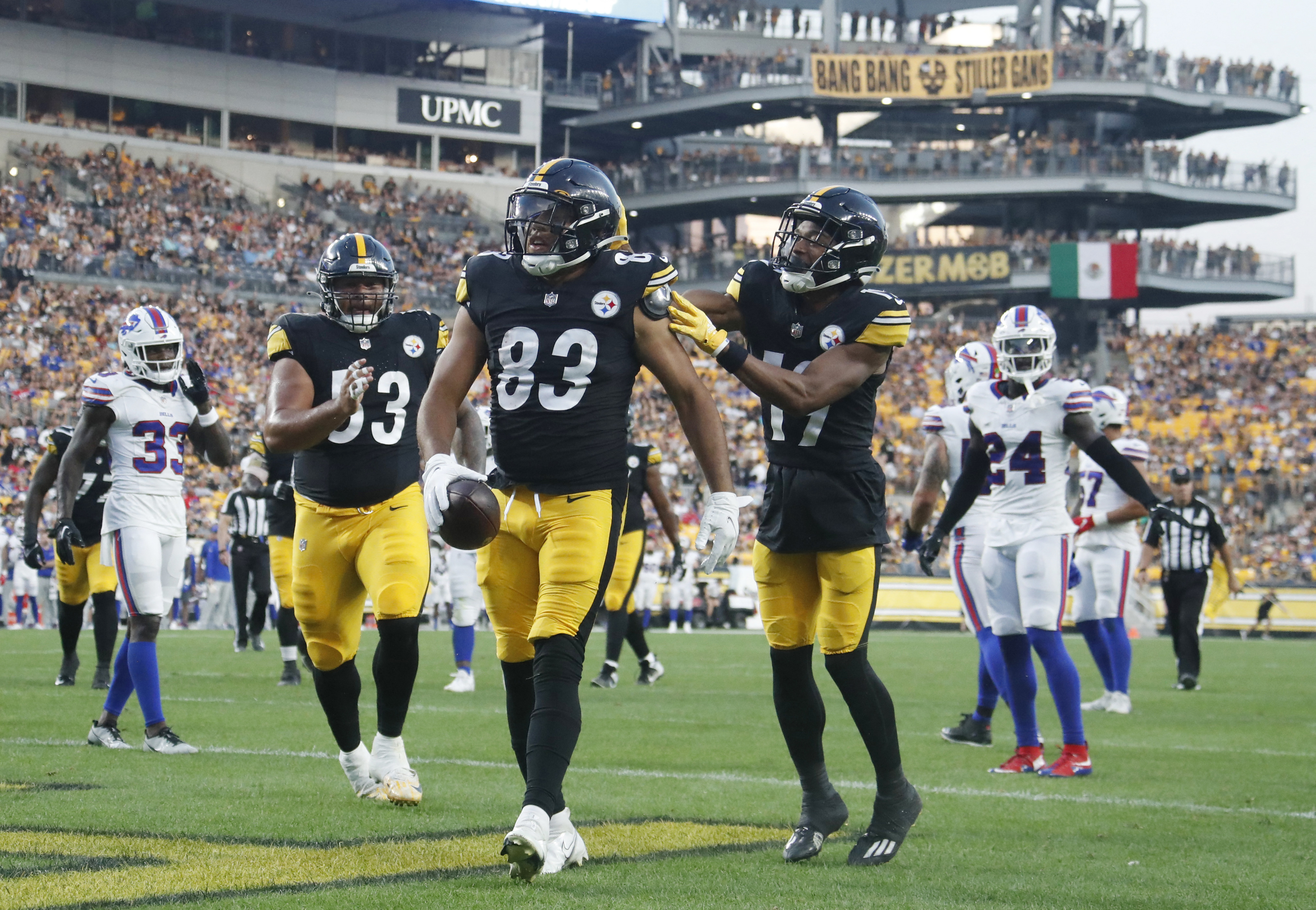 Pittsburgh, United States. 08th Jan, 2023. Pittsburgh Steelers quarterback  Kenny Pickett (8) throws in the first quarter against the Cleveland Browns  at Acrisure Stadium on Sunday, January 8, 2023 in Pittsburgh. Photo