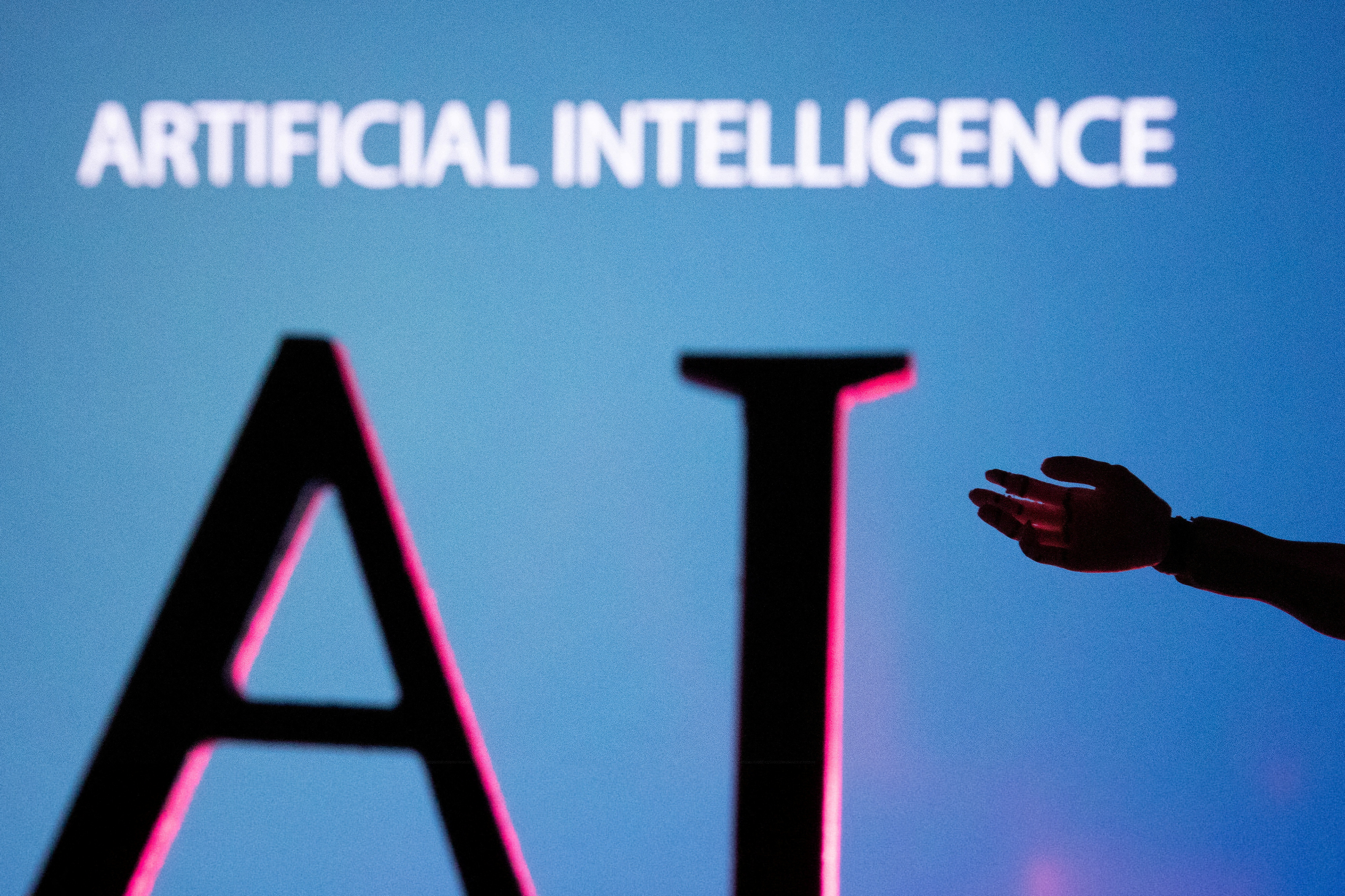 La ilustración muestra las letras AI (Inteligencia Artificial) y la mano del robot en miniatura.