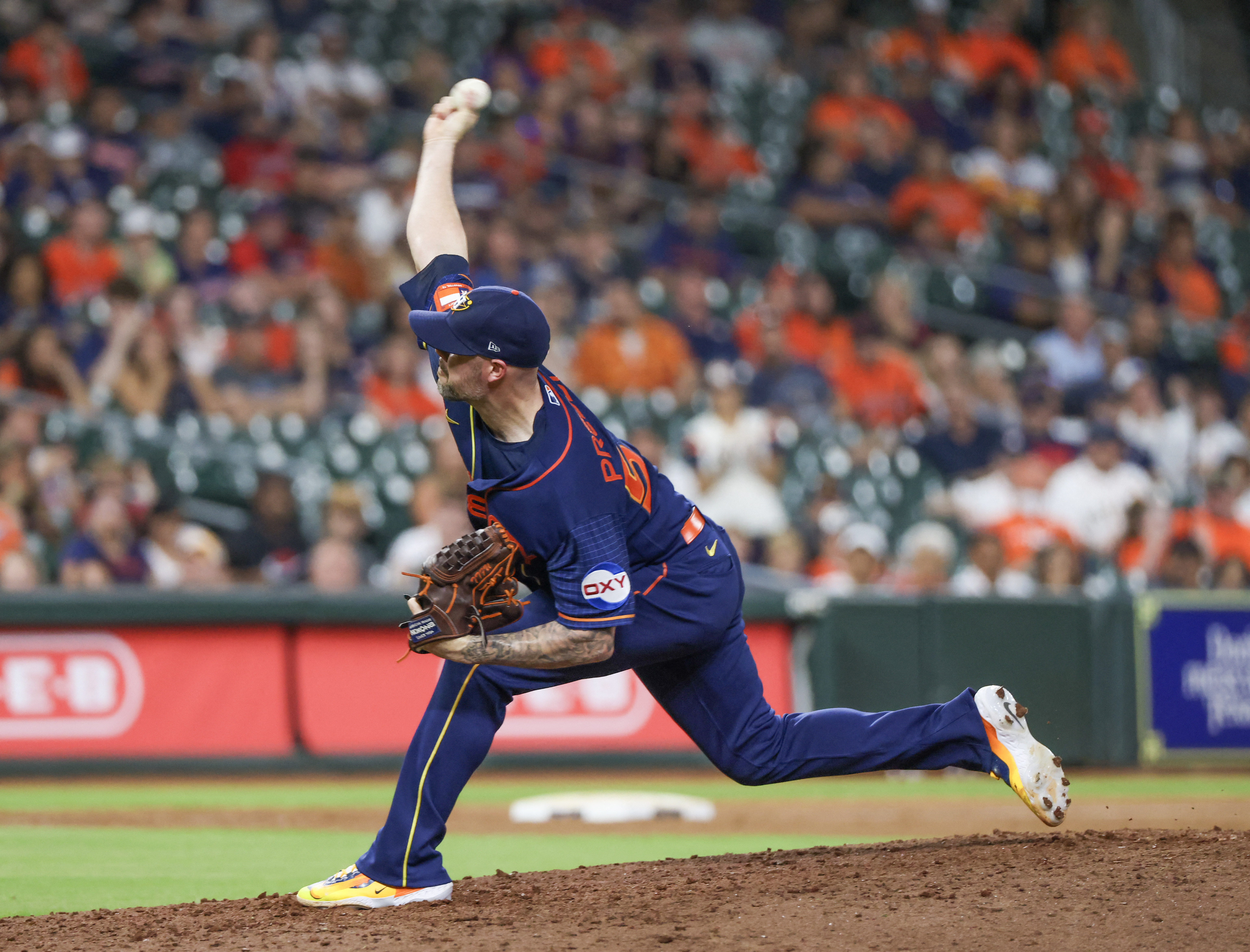 Astros rally past Guardians, now half-game out of first