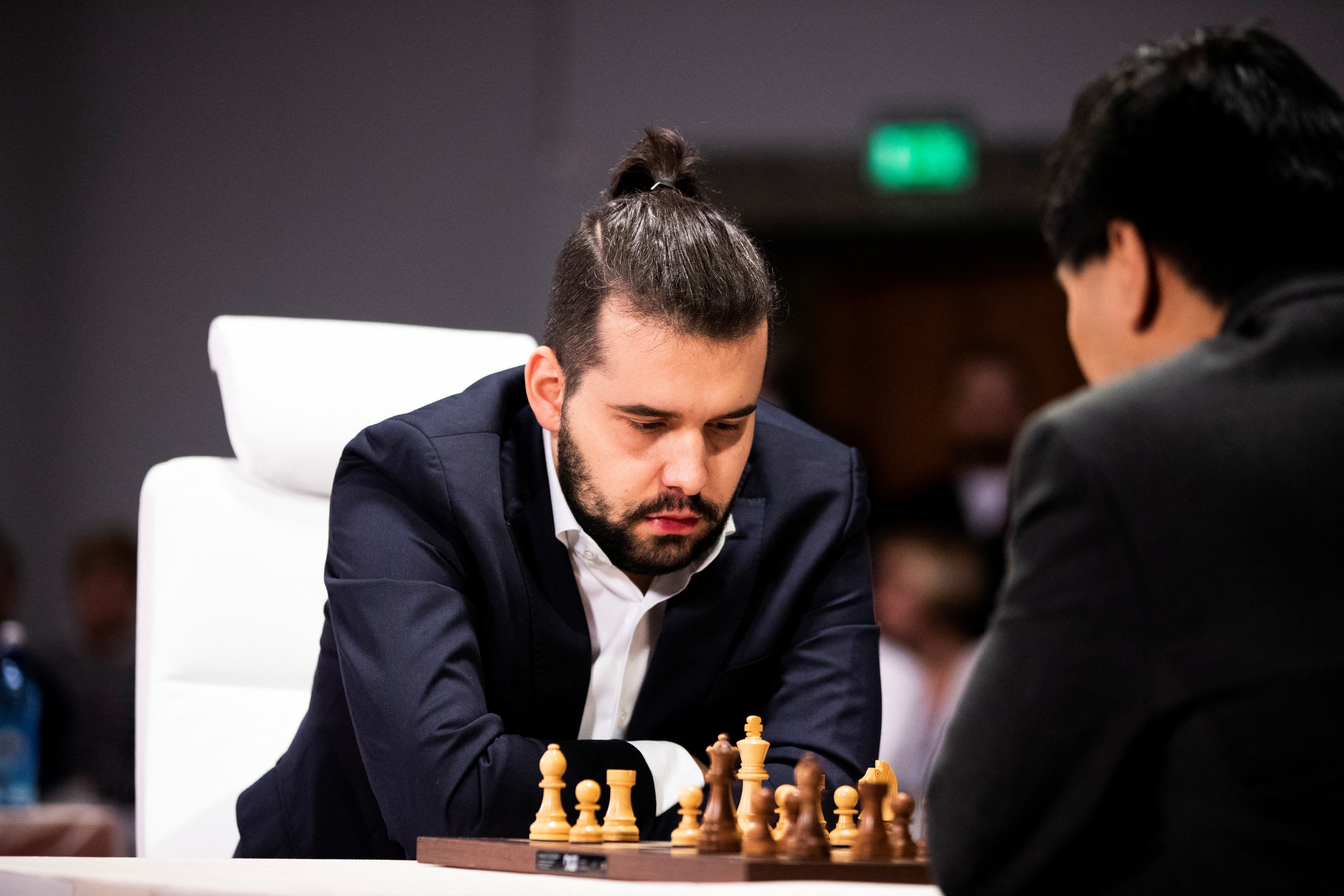 Magnus Carlsen defeats Ian Nepomniachtchi in Game 6 of World Chess