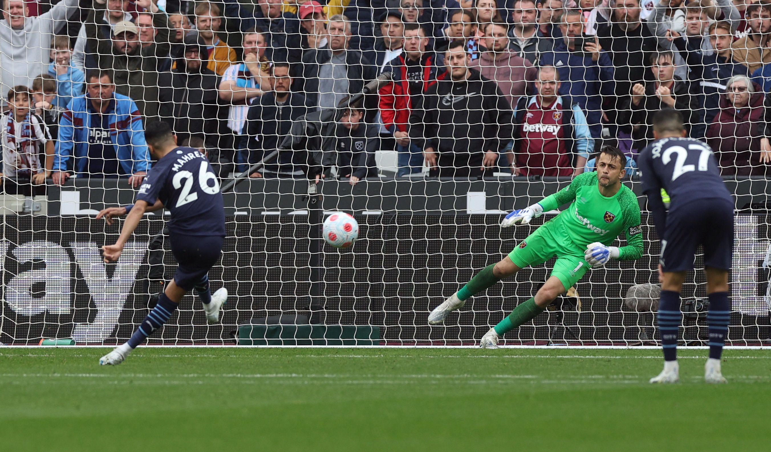 Man City fight back to draw at West Ham | Reuters