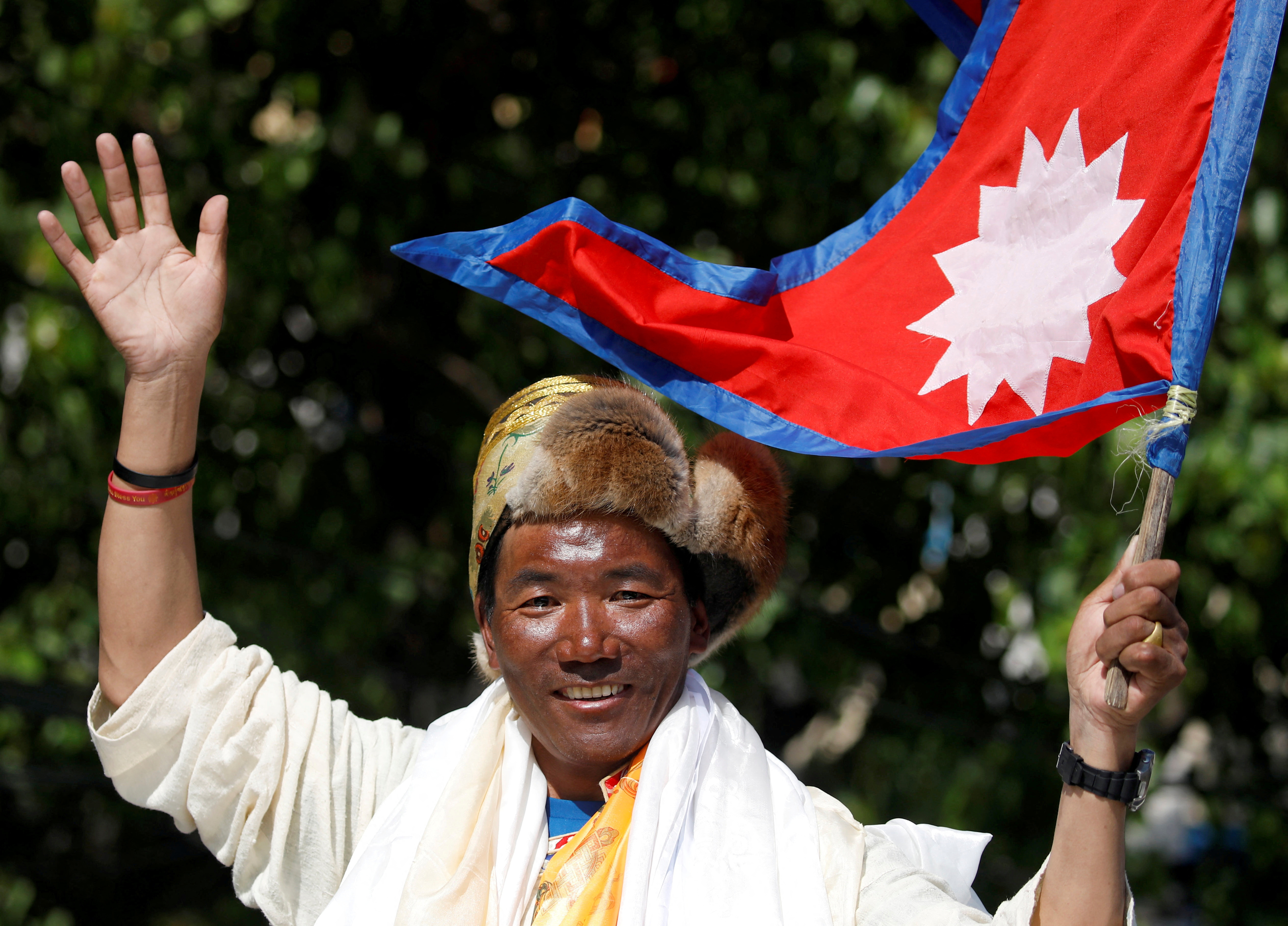 Sherpa nepalez stabilește un record pentru a urca pe vârful Everest cu a 27-a ascensiune