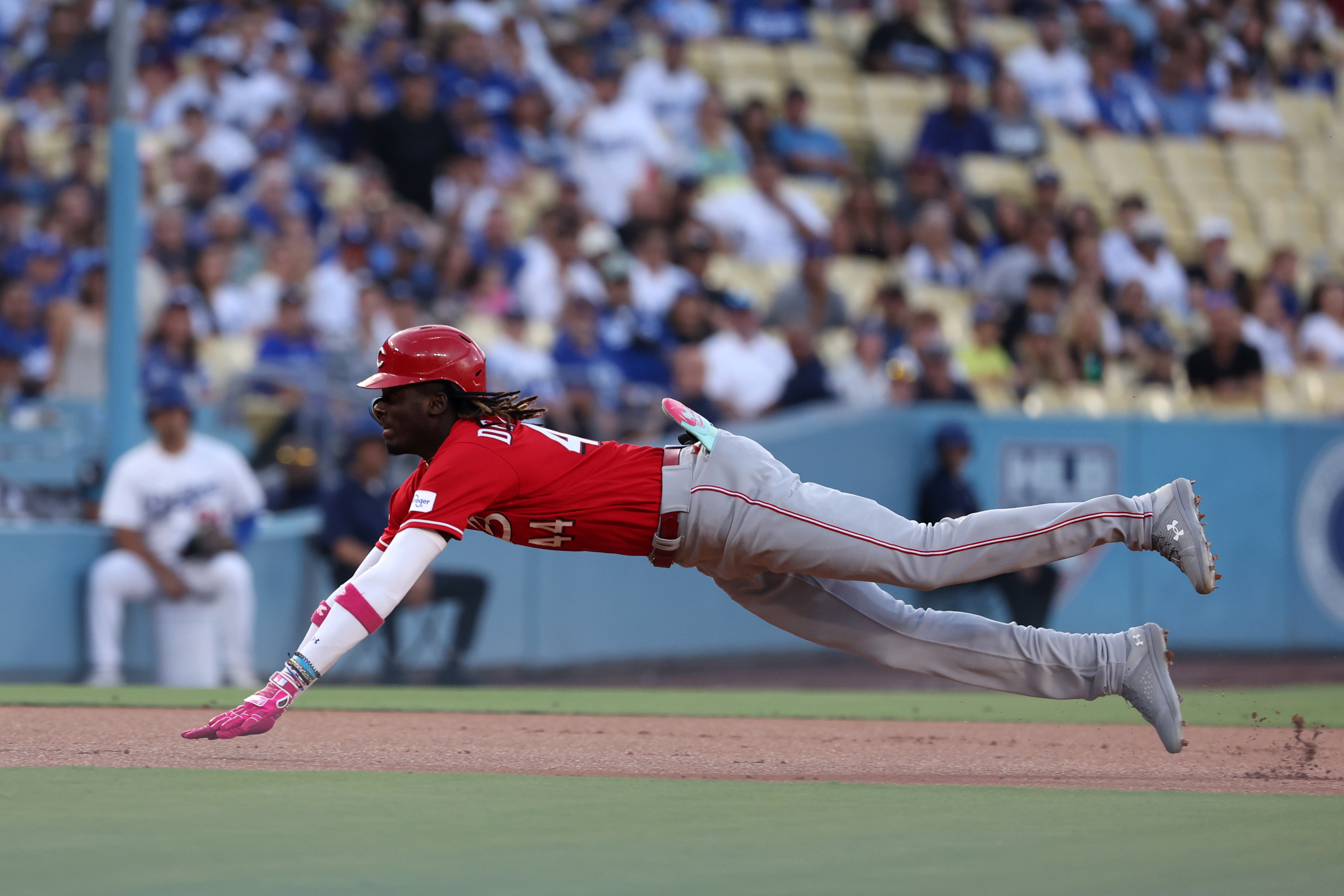 Eugenio Suárez hits 2 homers in Cincinnati Reds win, tied for MLB lead