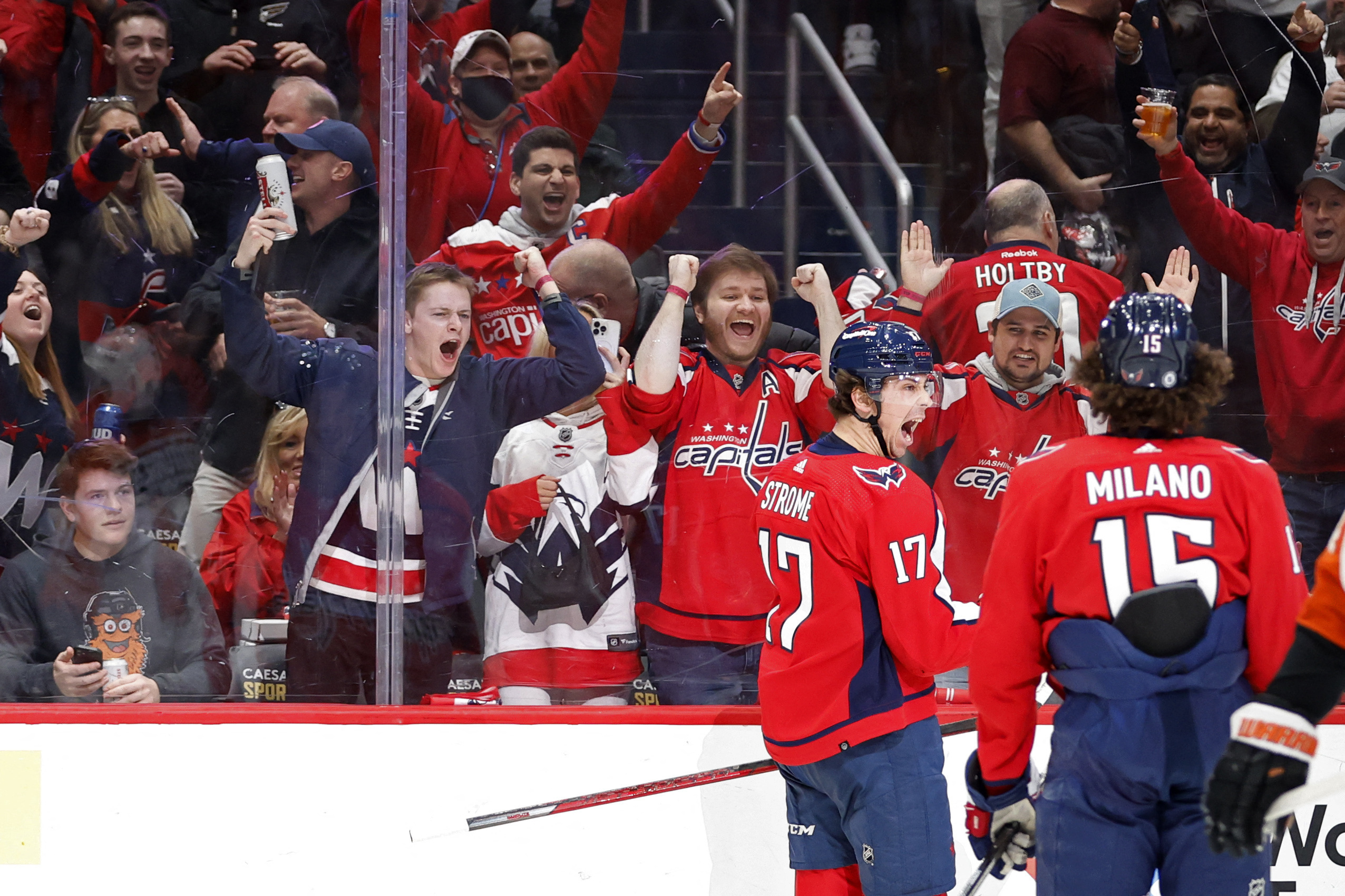 Capitals rally with five straight goals to beat Flyers | Reuters