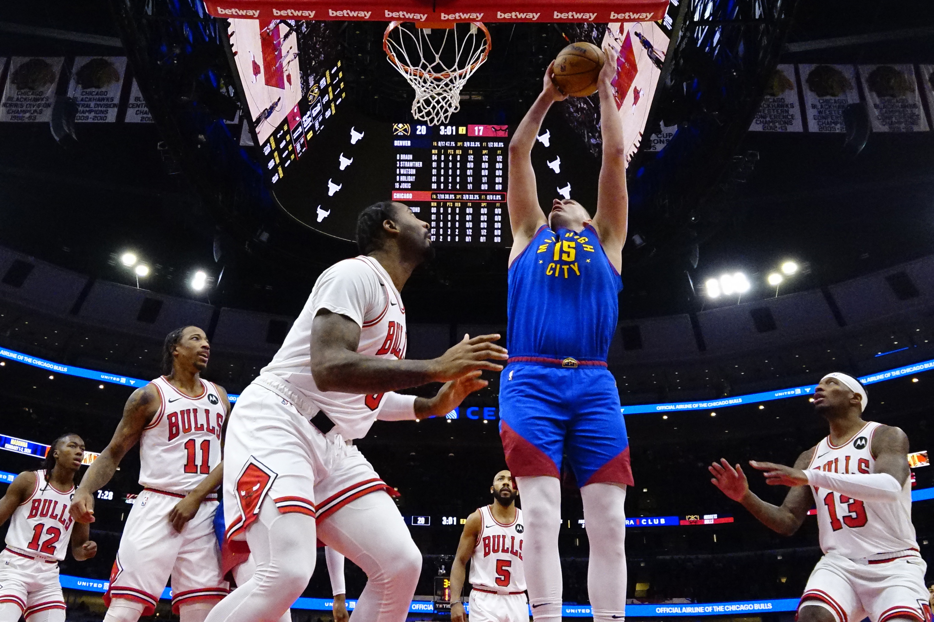 Despite Nikola Jokic's ejection, Nuggets beat Bulls