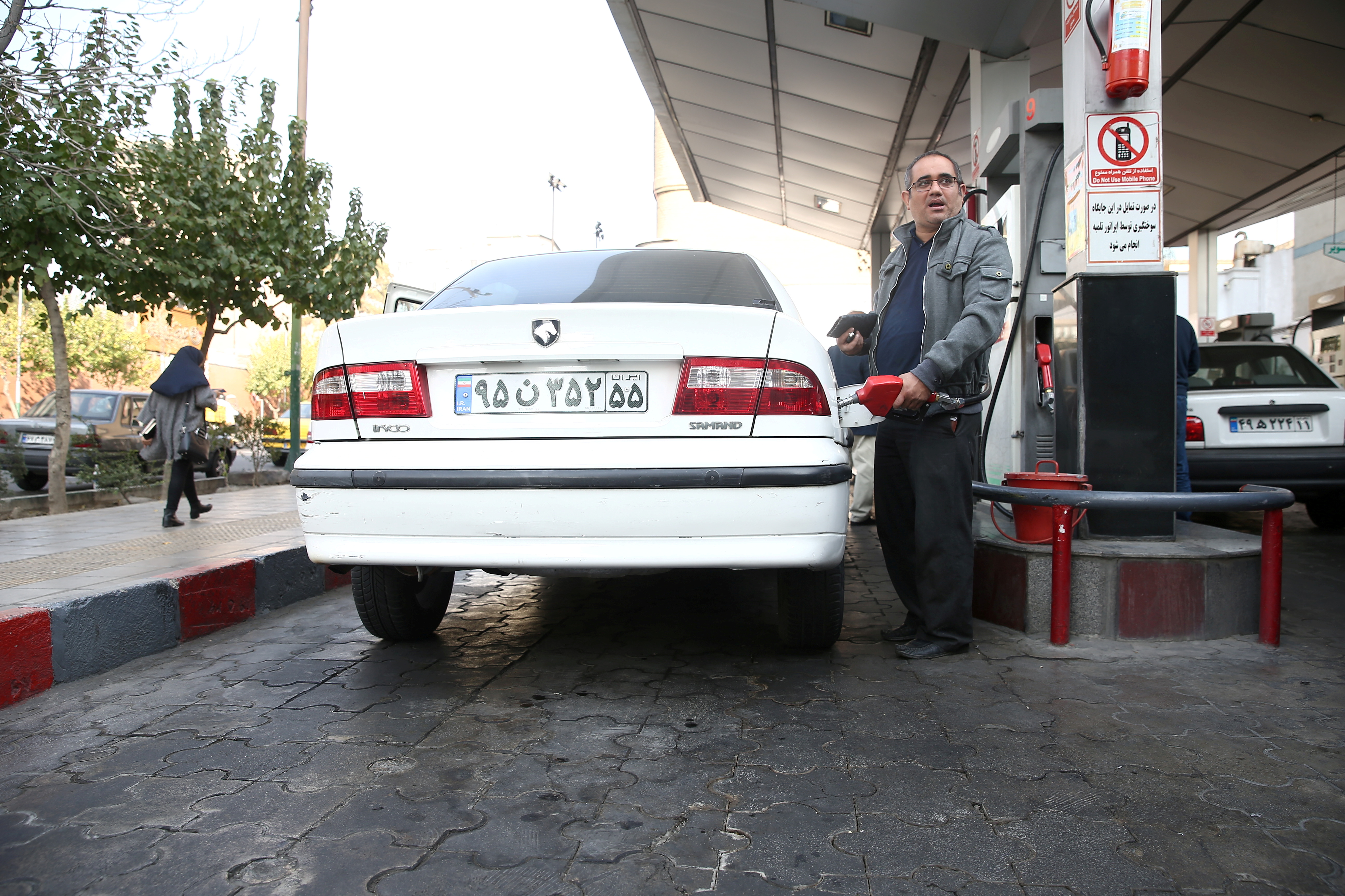 A man fills up his car's tank at a petrol station, after fuel price increased in Tehran, Iran November 15, 2019. Nazanin Tabatabaee/WANA (West Asia News Agency) via REUTERS