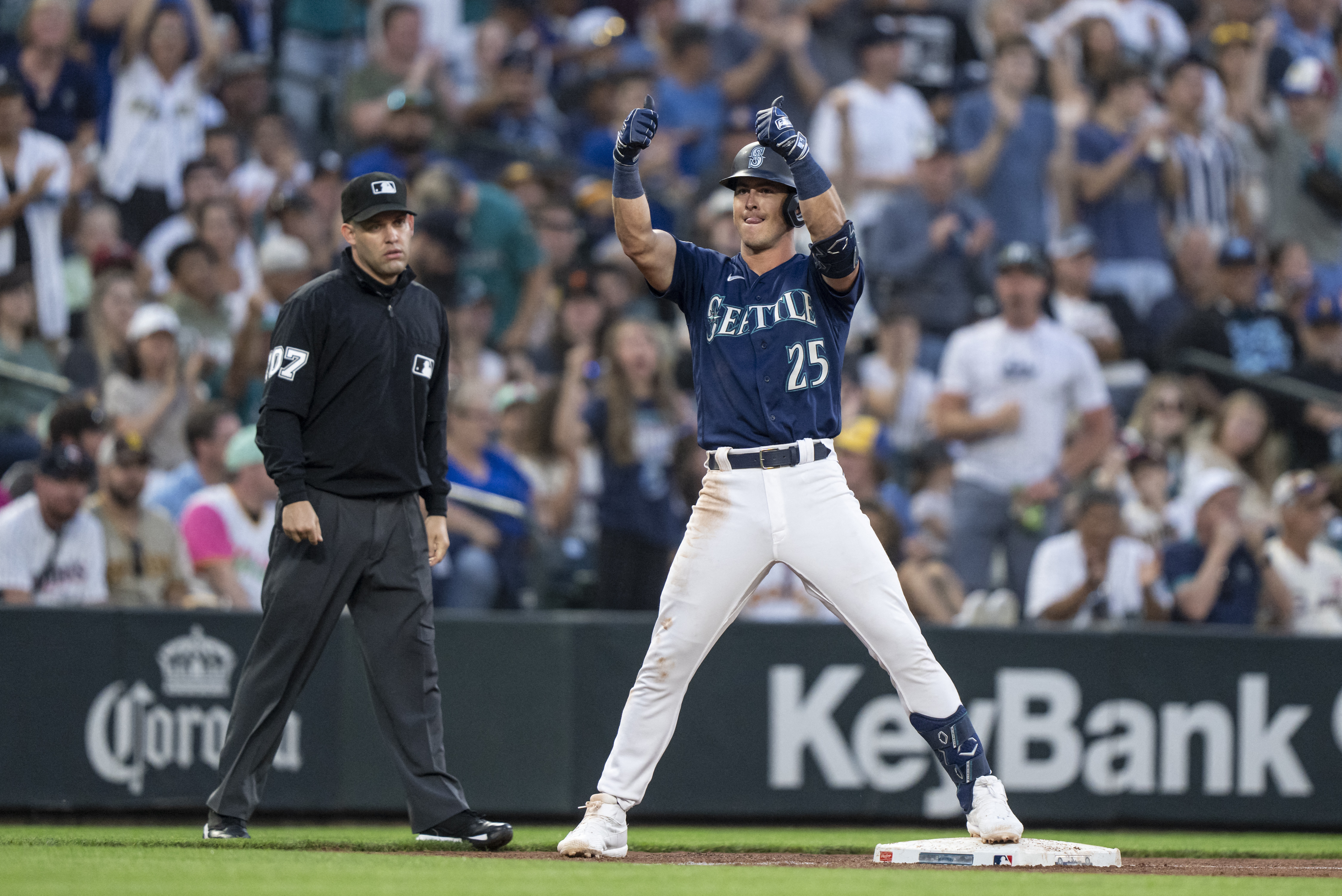 Logan Gilbert shuts down Padres, gets help from Julio Rodríguez catch in  center as Mariners win 2-0