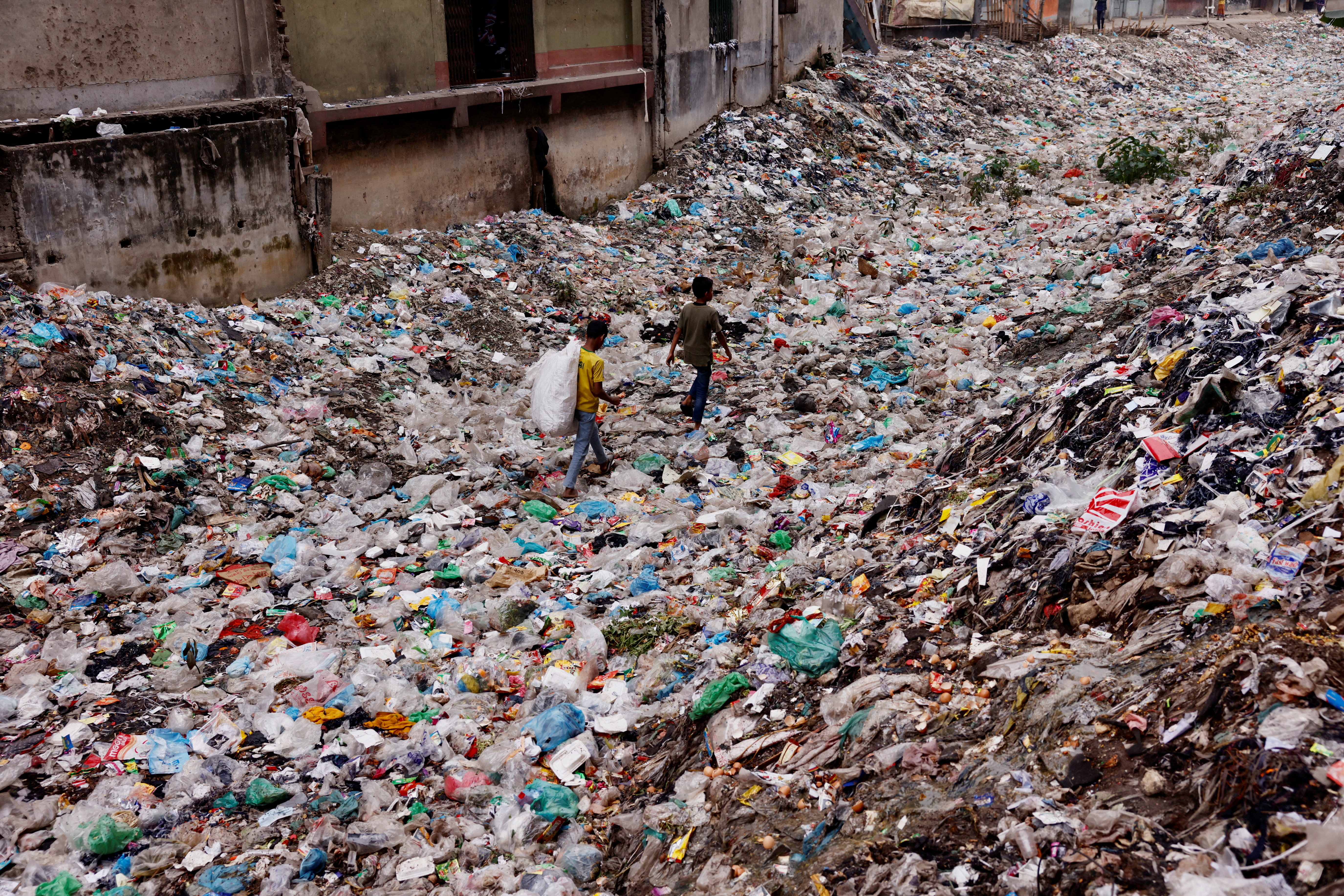 Śmieci zalewają Ziemię. Powodują więcej zgonów niż COVID. / Reuters