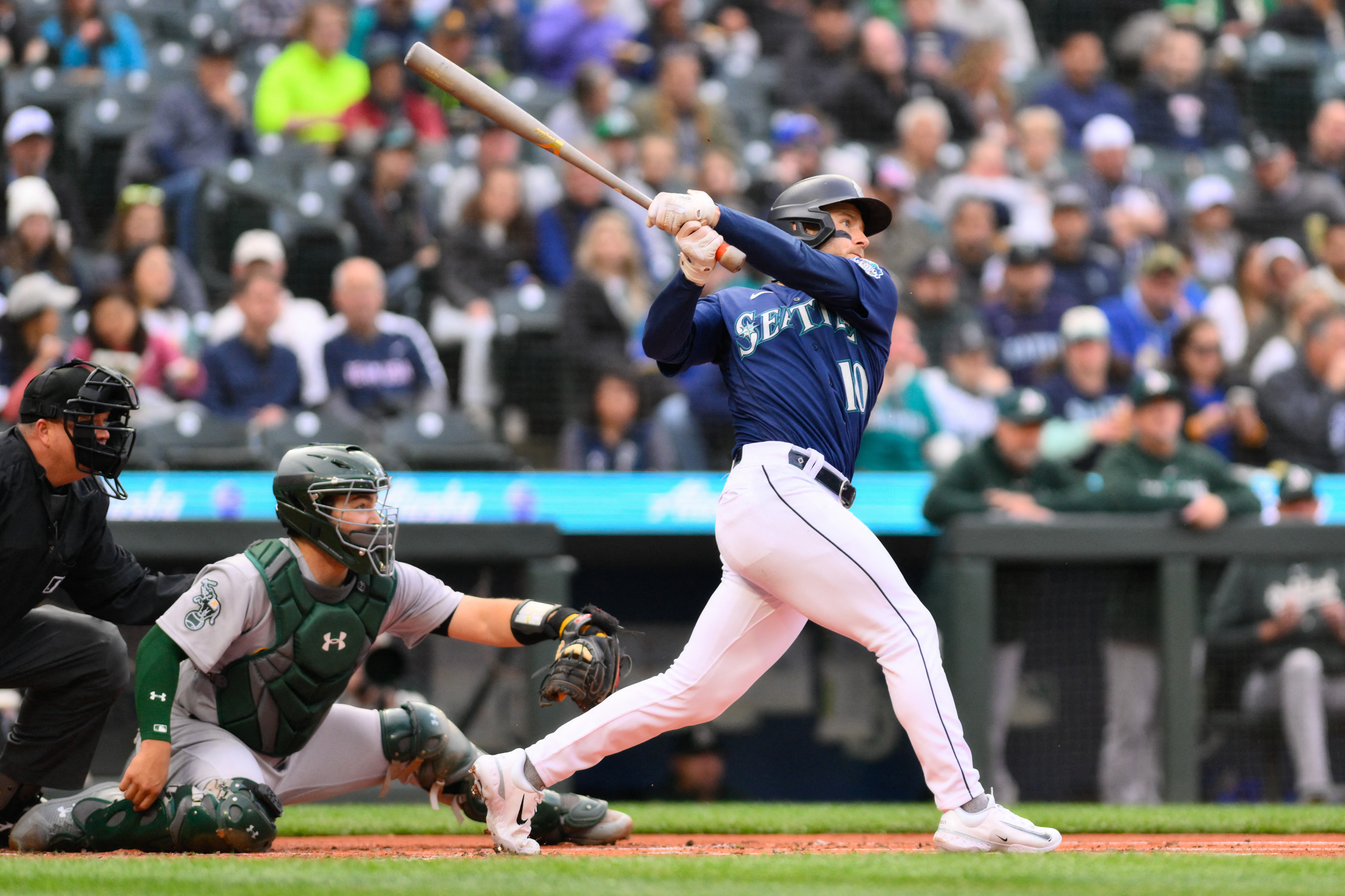 Luis Castillo guides Mariners past A's in series opener