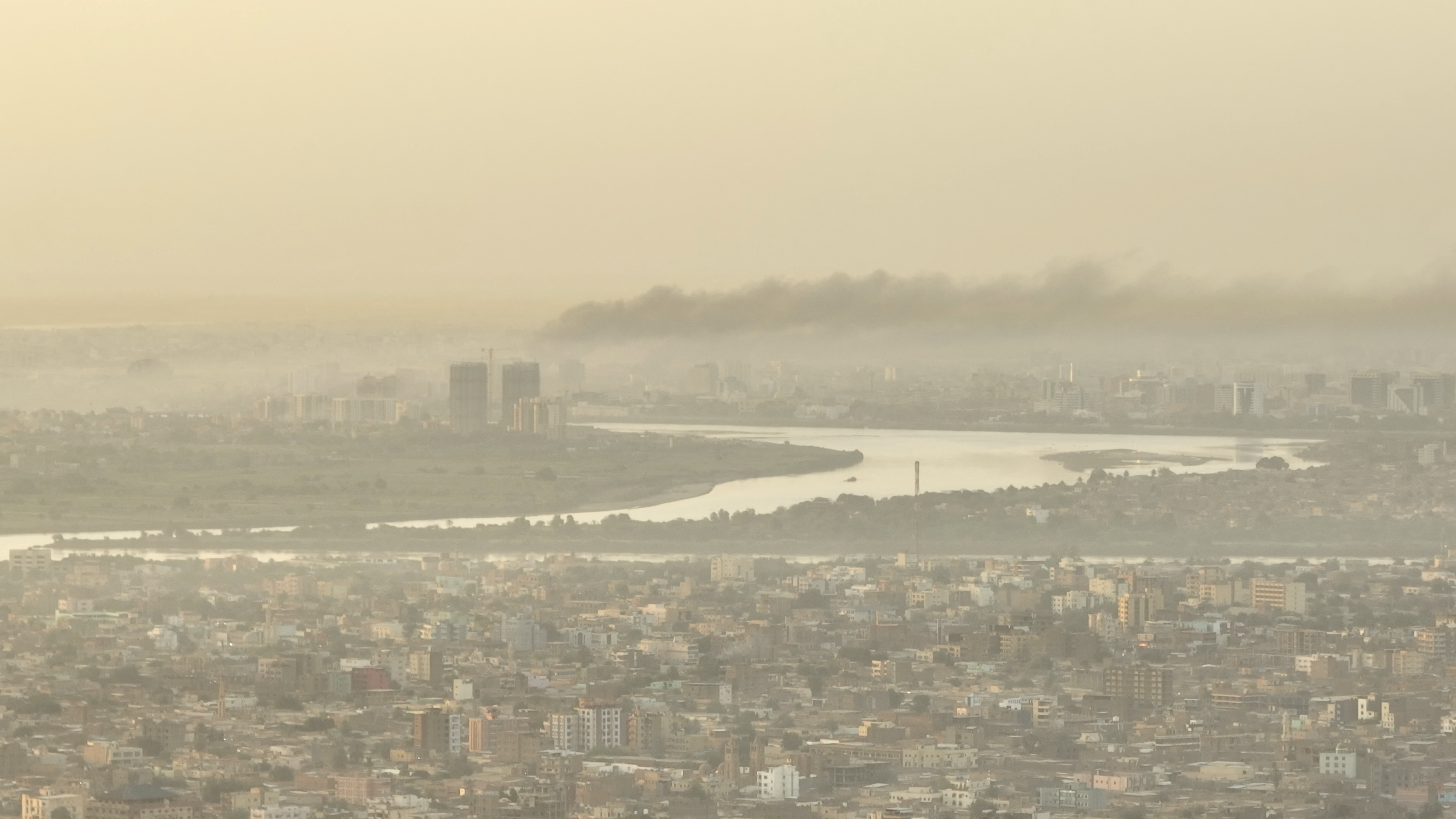 Столбы дыма поднимаются над городом Хартум