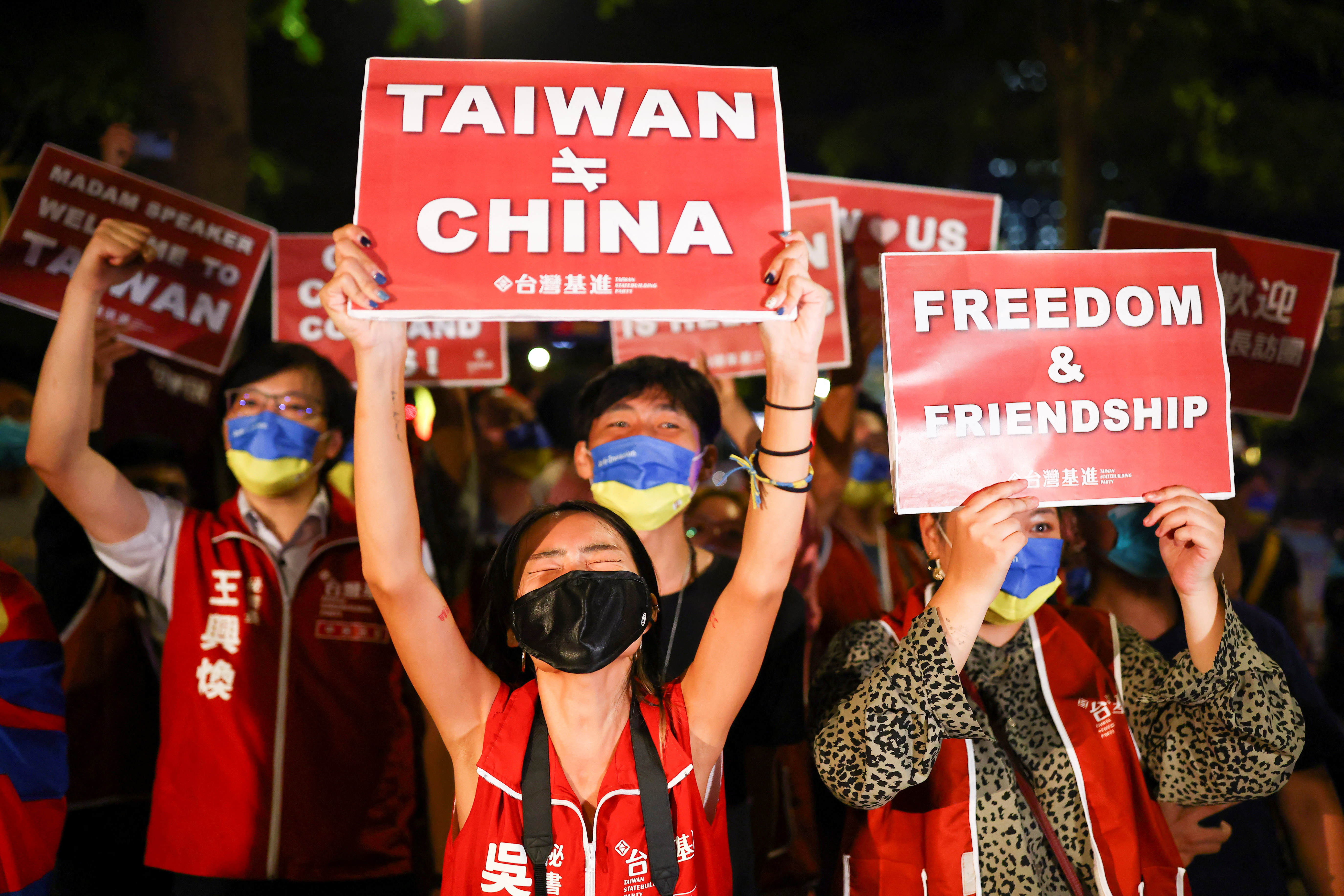 Против китайских. Китайцы в масках. Китай против Тайваня. Китай против России. Тайваньцы и китайцы.
